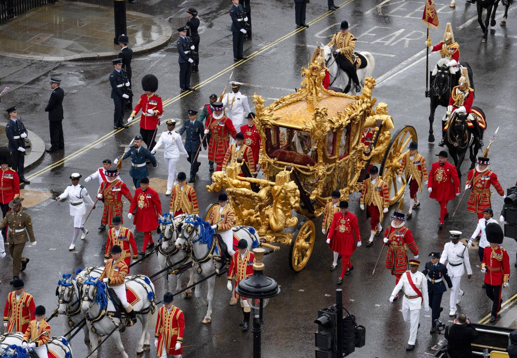 La procesión de coronación de Carlos III y Camila