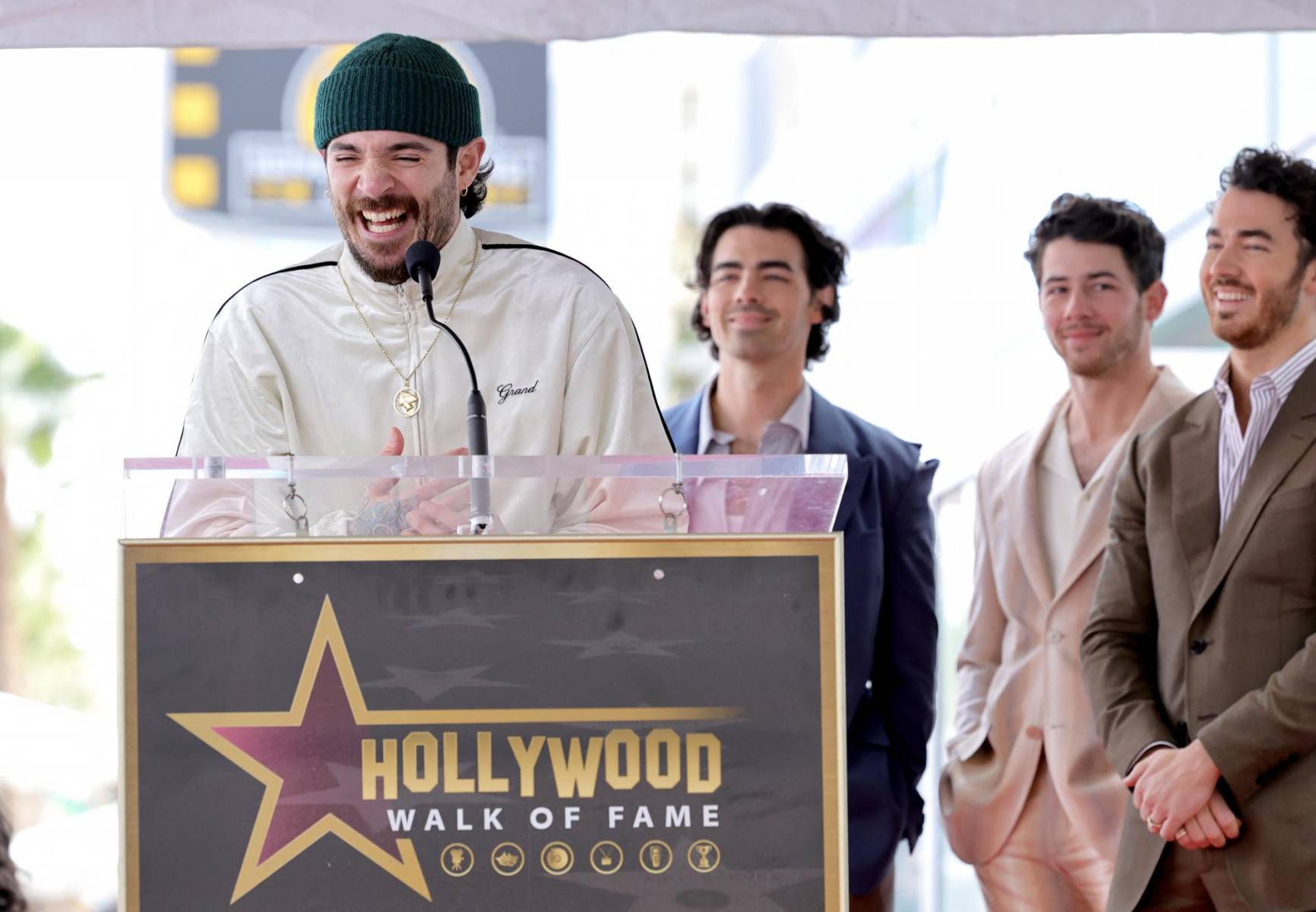 Jon Bellion, cantante, rapero, compositor y productor musical estadounidense, durante la ceremonia junto a Joe, Nick Jonas y Kevin Jonas 
