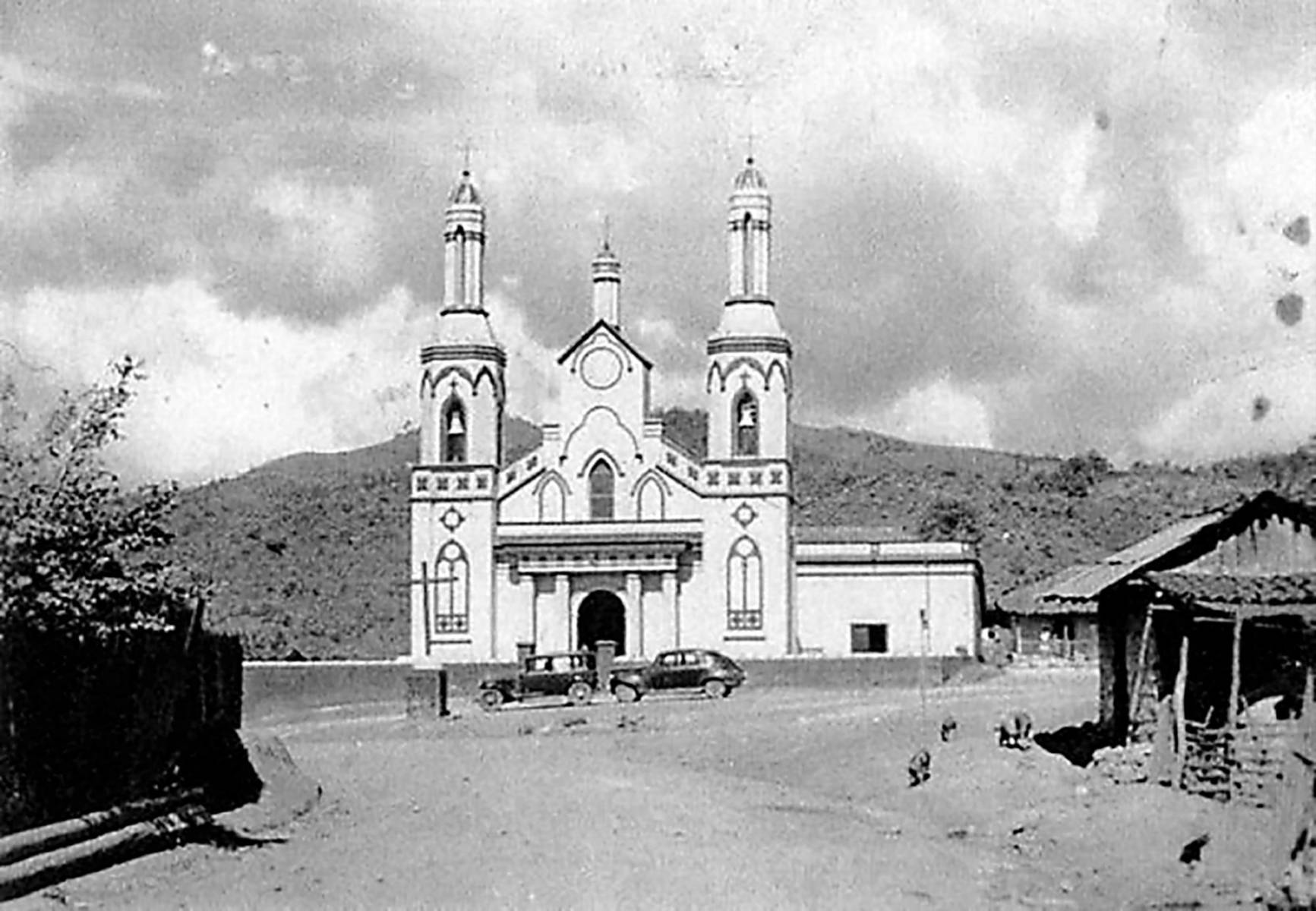La ermita, diseñada por el maestro Miguel Turcios Reina y ejecutada por los maestros albañiles Máximo González y Pánfilo Sauceda, se terminó en 1922 y se convirtió en el Santuario de nuestra Señora de Suyapa.