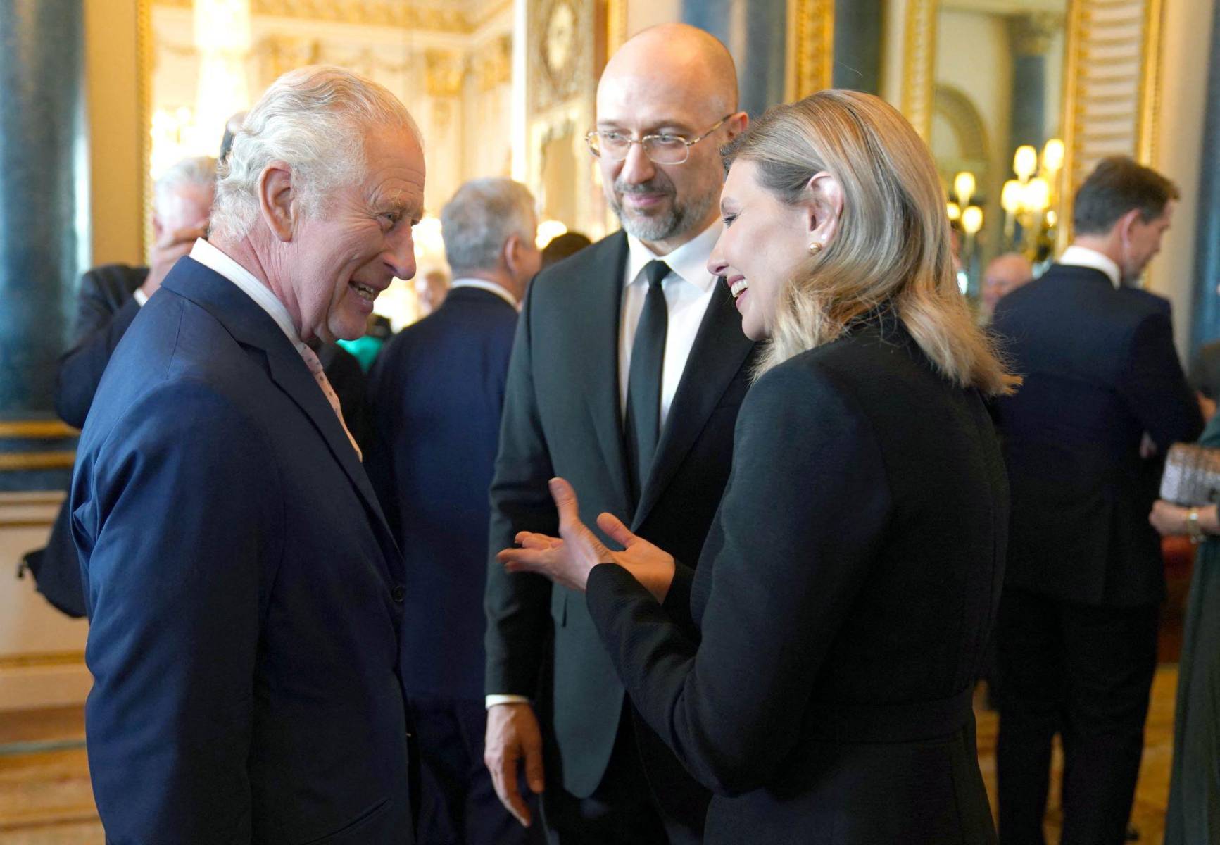 Charles III con la primera dama de Ucrania, Olena Zelenska y el primer ministro de Ucrania, Denys Shmyhal 