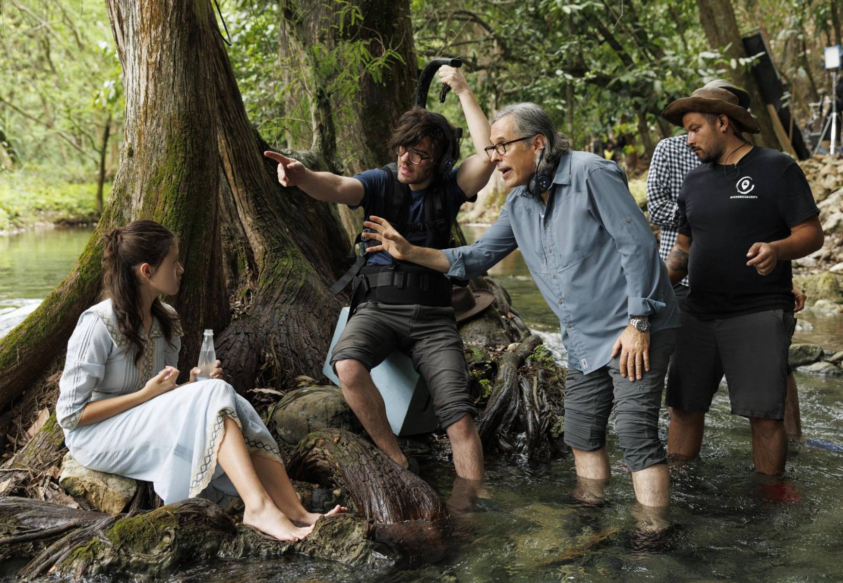 Los directores a cargo de esta historia son el argentino Alex García López y la colombiana, Laura Mora. García López es conocido por su trabajo en series como The Witcher y Daredevil; mientras que Mora fue reconocida con el premio Concha de Oro del Festival de San Sebastián 2022 gracias al filme Los reyes del mundo.