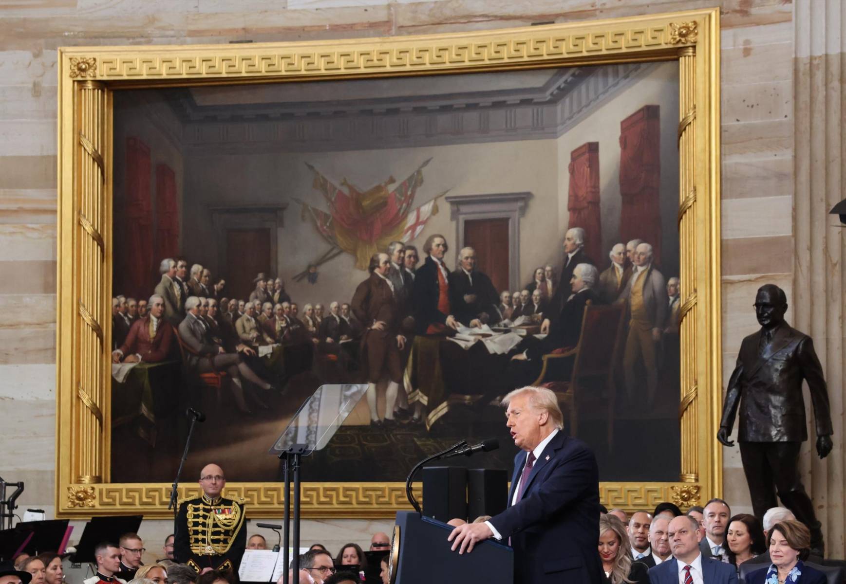 El presidente Donald Trump durante su discurso en el que <i>dijo: “la era dorada de Estados Unidos comienza justo ahora. A partir de este día, volveremos a ser respetados en todo el mundo, y no permitiremos que se aprovechen de nosotros”.</i>