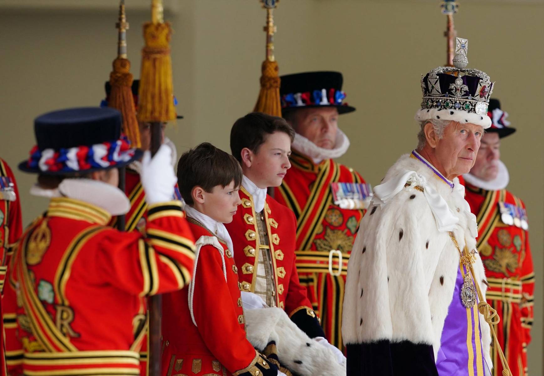 Carlos III se asoma al balcón, donde su madre, Isabel II, estuvo por última vez en junio pasado 
