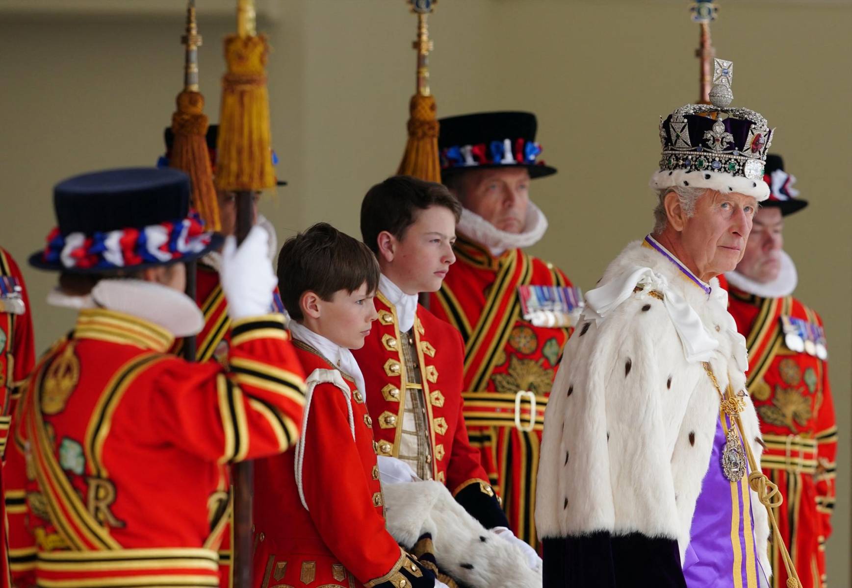 Los reyes y príncipes de Gales saludan desde el balcón de Bukingham