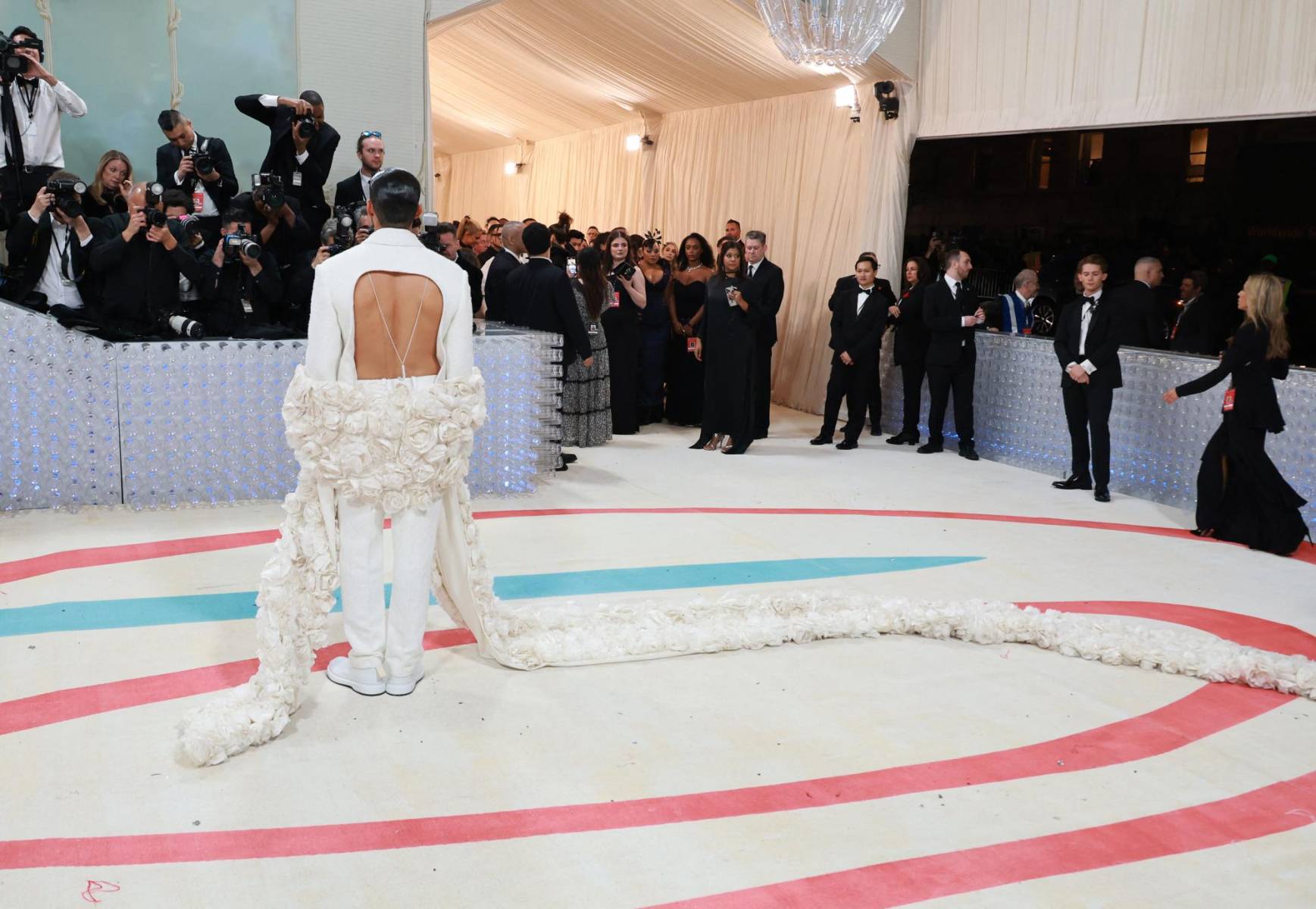 Bad Bunny con un suit avant garde by Jacquemus