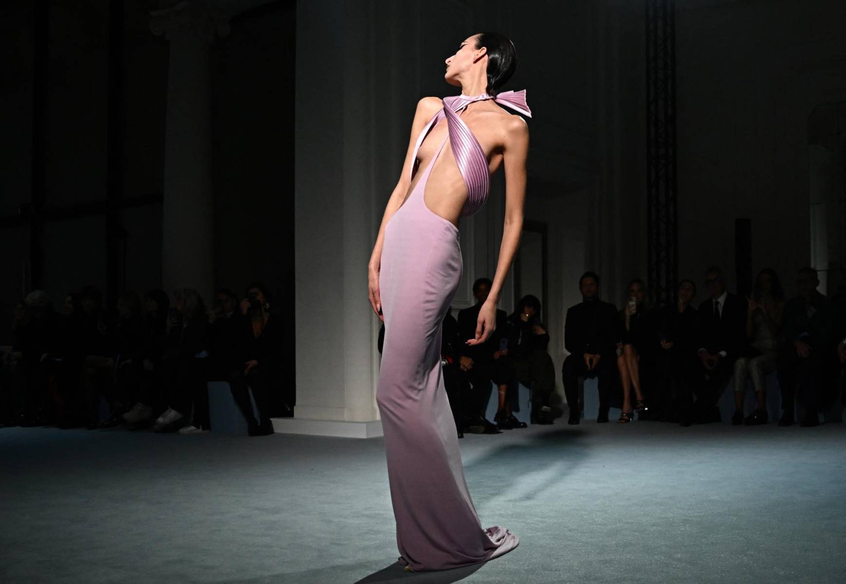 El diseñador francés Haider Ackermann cumplió a pie juntillas la solicitud de Jean Paul Gaultier de sorprenderlo con la colección Alta Costura Primavera Verano 2023 para su firma. Fue así que llevó a la pasarela su impecable sastrería y la fusionó con sutiles referencias al eterno enfant terrible de la moda con tops tipo corsé con sujetador puntiagudo y vestidos muy esculpidos.