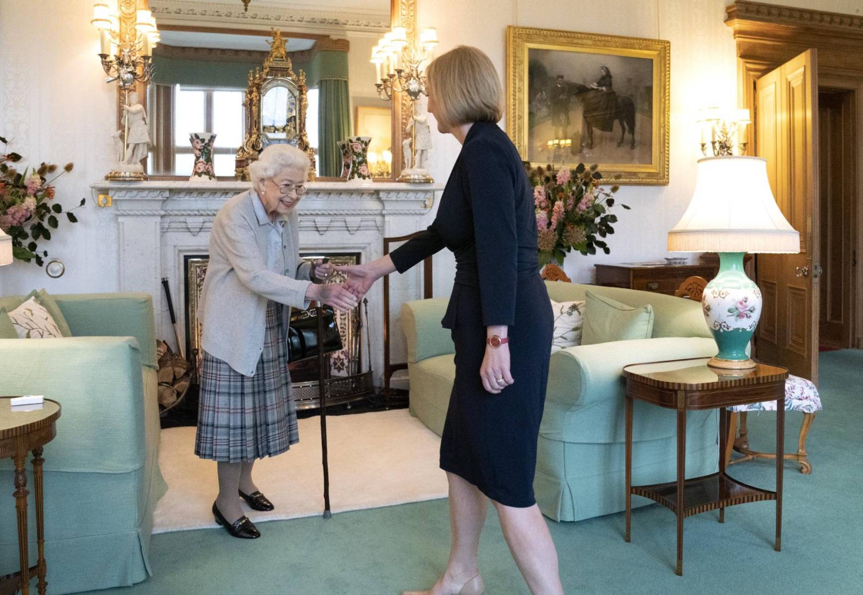 Primero que todo, la primera ministra de Reino Unido, que actualmente es Liz Truss, fue informada a través del secretario privado de la reina. Ella le informó a las demás naciones donde Isabel era jefa de Estado.
