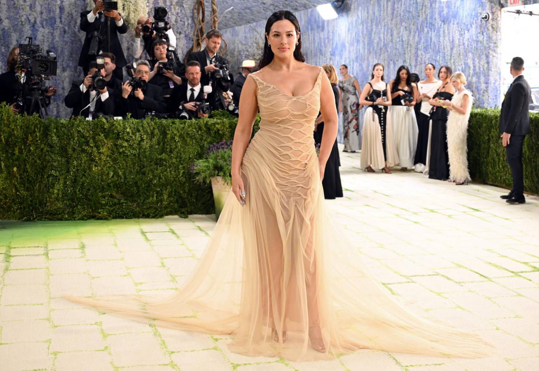 Ashley Graham con un vestido de Di Petsa.