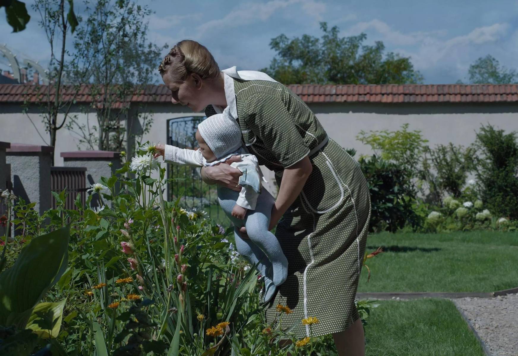 <b>The Zone of Interest</b>La vida cotidiana de una familia nazi, con su líder como comandante de un campo de concentración, ilustra la banalidad del mal. La película está disponible para comprar en Prime Video.