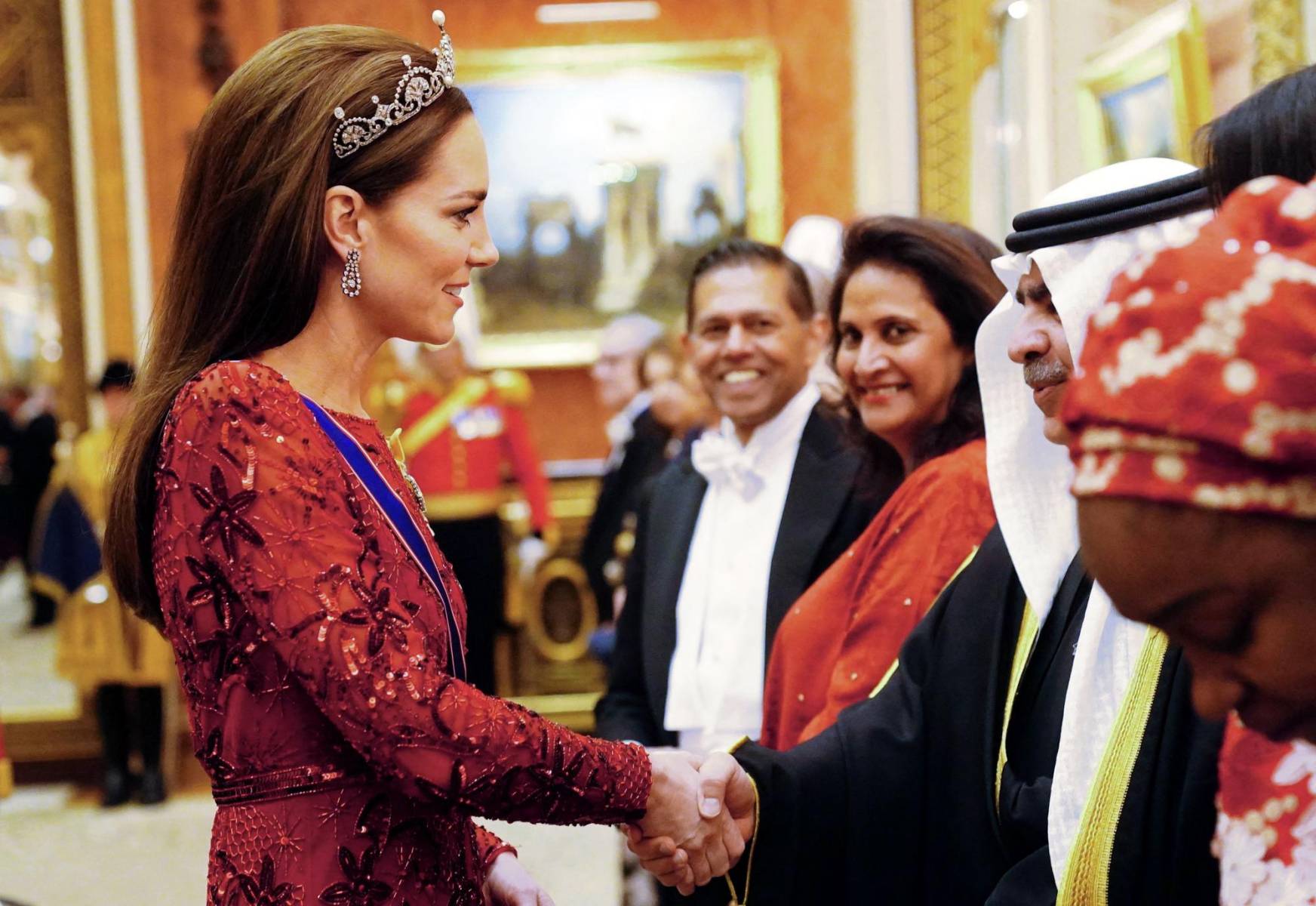 Más de 500 miembros del Cuerpo Diplomático asistieron a la gala anual en la que la nueva princesa de Gales, con un beauty look impecable, los saludó uno a uno.
