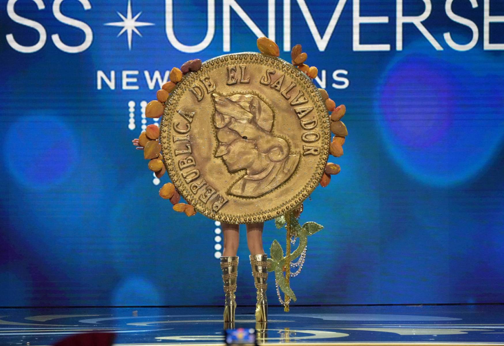 Miss El Salvador, Alexjandra Guajardo Sada, llevó un look representativo del bitcoin