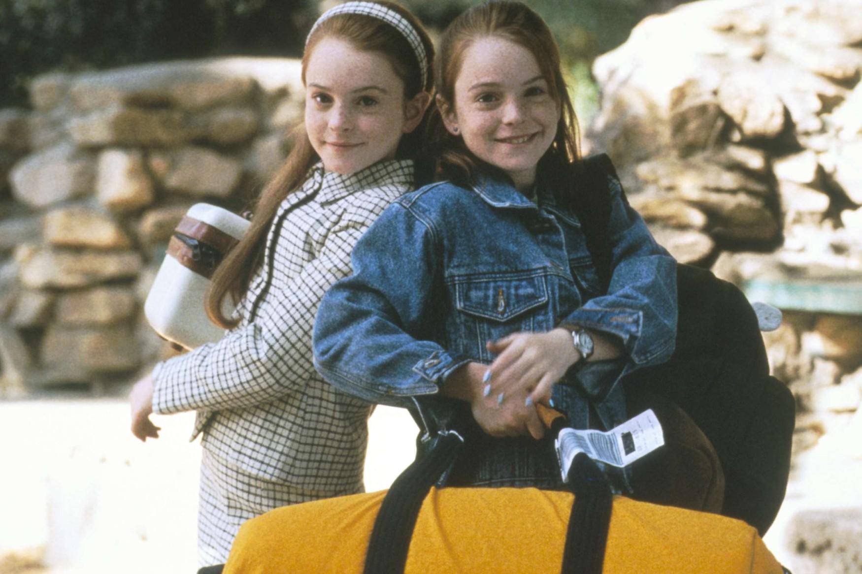 1998Lohan participó en su primera película, dando vida a Annie James y Hallie Parker en juego de gemelas. La película fue bien recibida y los medios estaban de acuerdo en que Lindsay Lohan tenía un futuro prometedor. Este mismo año recibió su primer premio, el Young Artist Award de Jóven Protagonista para la mejor interpretación de un rol protagónico femenino. Luego continuó su carrera con Disney como protagonista en las películas Life-Size con Tyra Banks (2001) y Get a Clue (2002).