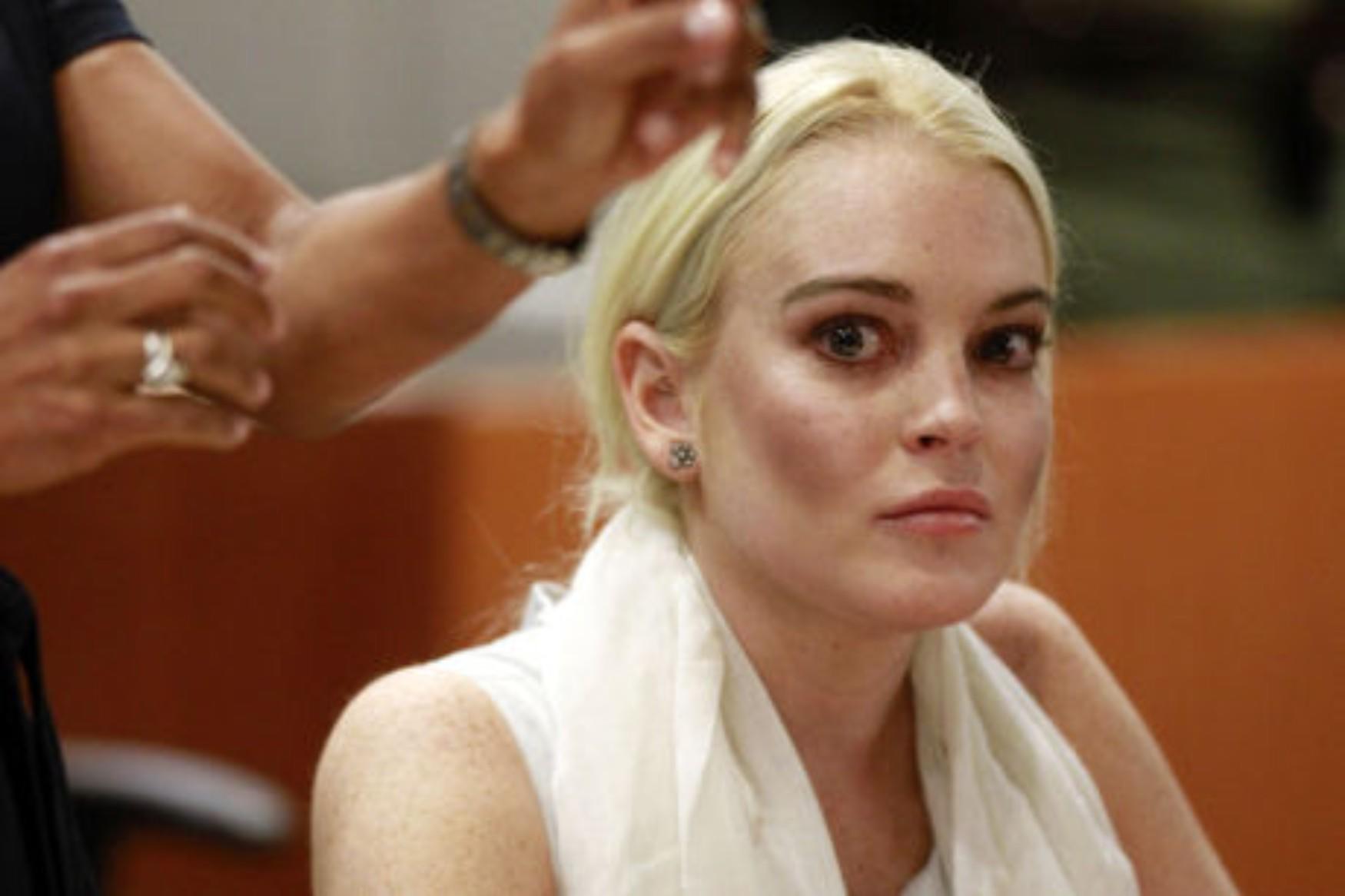 2011 &amp; 2012A inicios del 2011 Lohan enfrentó un escándalo por robar un collar en una boutique de Venice Beach. No pudo participar en la promoción de su película Liz &amp; Dick debido a sus problemas legales. Fue condenada a arresto domiciliario y luego le dieron libertad condicional. Después de su sentencia apareció en la portada de Playboy como Marilyn Monroe.