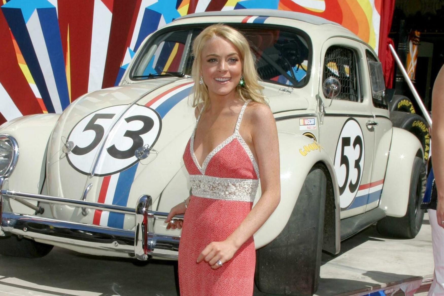 2005Lindsay protagonizó su última película con Disney, Herbie: A Toda Marcha. Esta película fue criticada por la actuación plana de Lindsay y por tener una historia con mal desarrollo. A pesar de recibir comentarios negativos, la actriz ganó un Kids Choice Award por su interpretación. Este año el divorcio de sus padres se hizo público y los medios viralizaron la noticia sobre su hospitalización por una infección de riñones. 