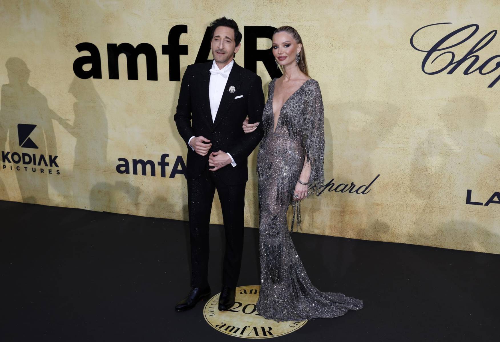 Celebridades y estrellas del show business que coinciden en la 78 edición del Festival de Cannes compartieron en una noche de glam y solidaridad en el exclusivo Hotel du Cap-Eden-Roc, para unirse a la tradicional gala amfAR. La fiesta benéfica, cuyas entradas oscilan en los los 25 mil dólares, reúne desde 1993 a las estrellas en la localidad de Cap d'Antibes, vecina de Cannes, para apoyar programas de investigación sobre el SIDA. En la imagen, Adrien Brody con Georgina Chapman