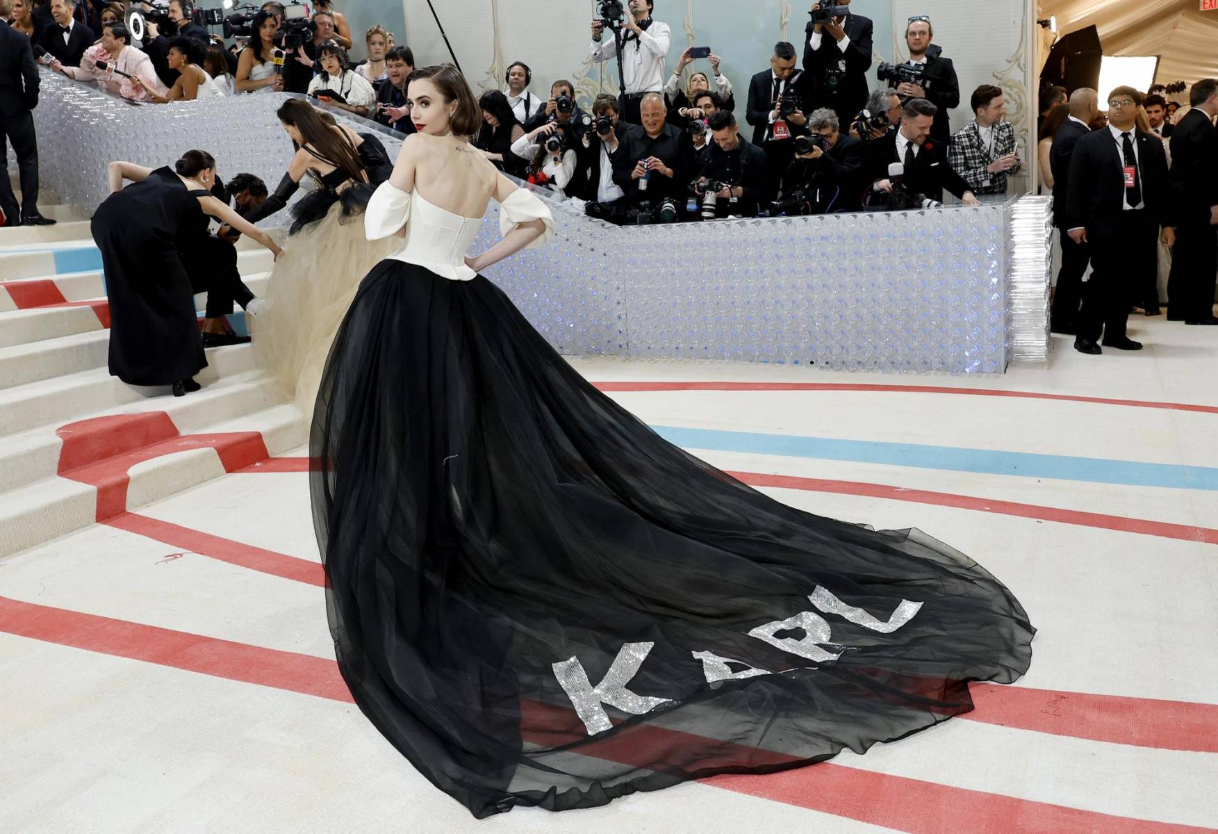 Lily Collins en Vera Wang