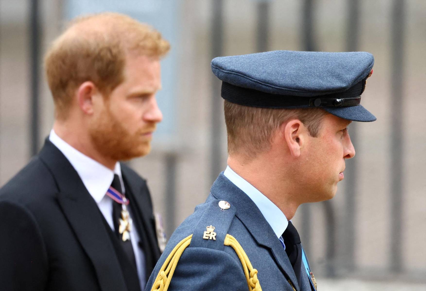 William y Harry: juntos, pero distantes durante el funeral de Isabel II