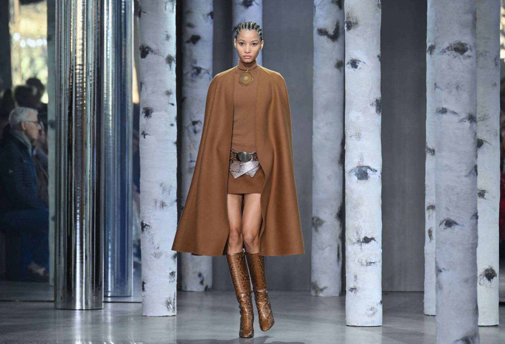 Michael Kors presenta una colección de líneas depuradas, con capas maxi y mini dresses acentuados con cinturones de cuero con una clara inspiración setentera, una década que reinventa continuamente