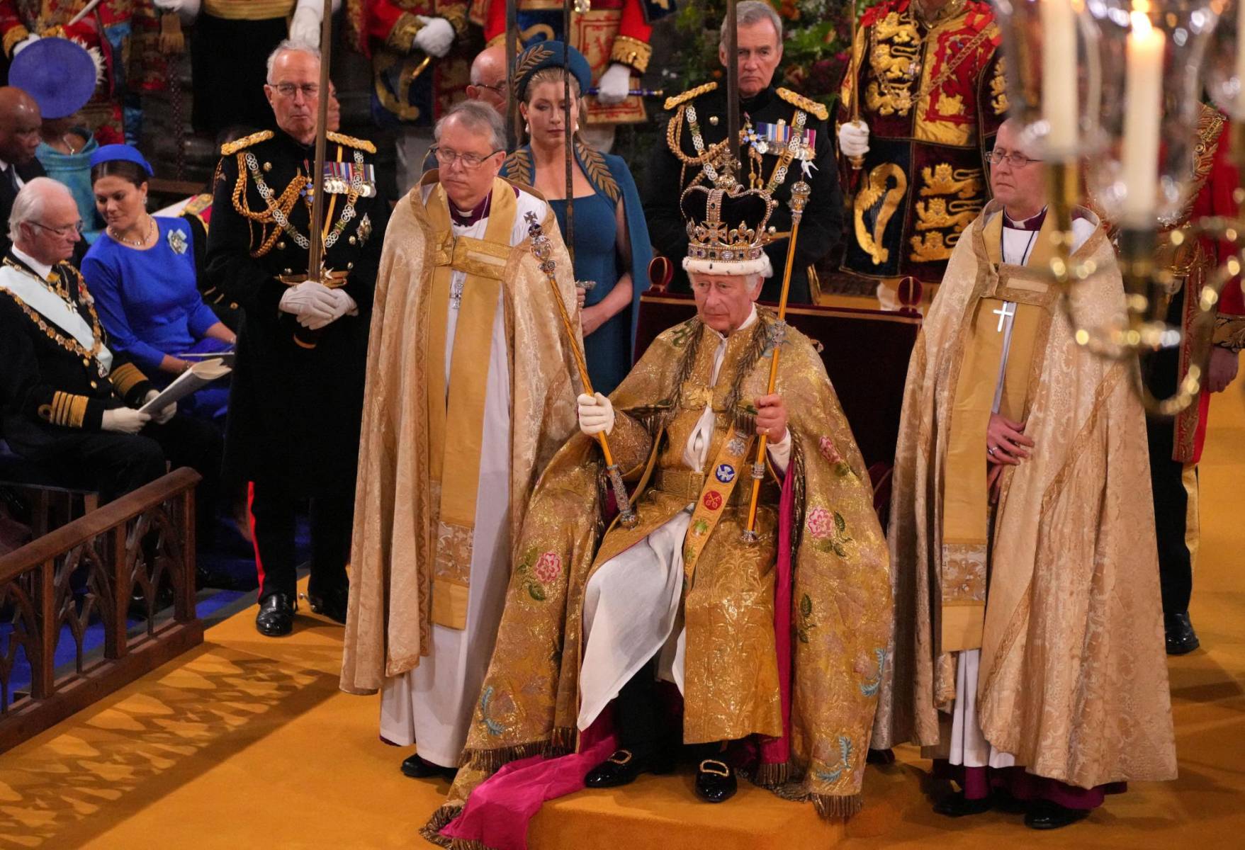 Carlos III con un conjunto de dos cetros: el de la Cruz, que representa el cayado de un obispo y simboliza el papel del rey como pastor del pueblo; y el de la Paloma, que representa su deber como garante de la paz del reino.