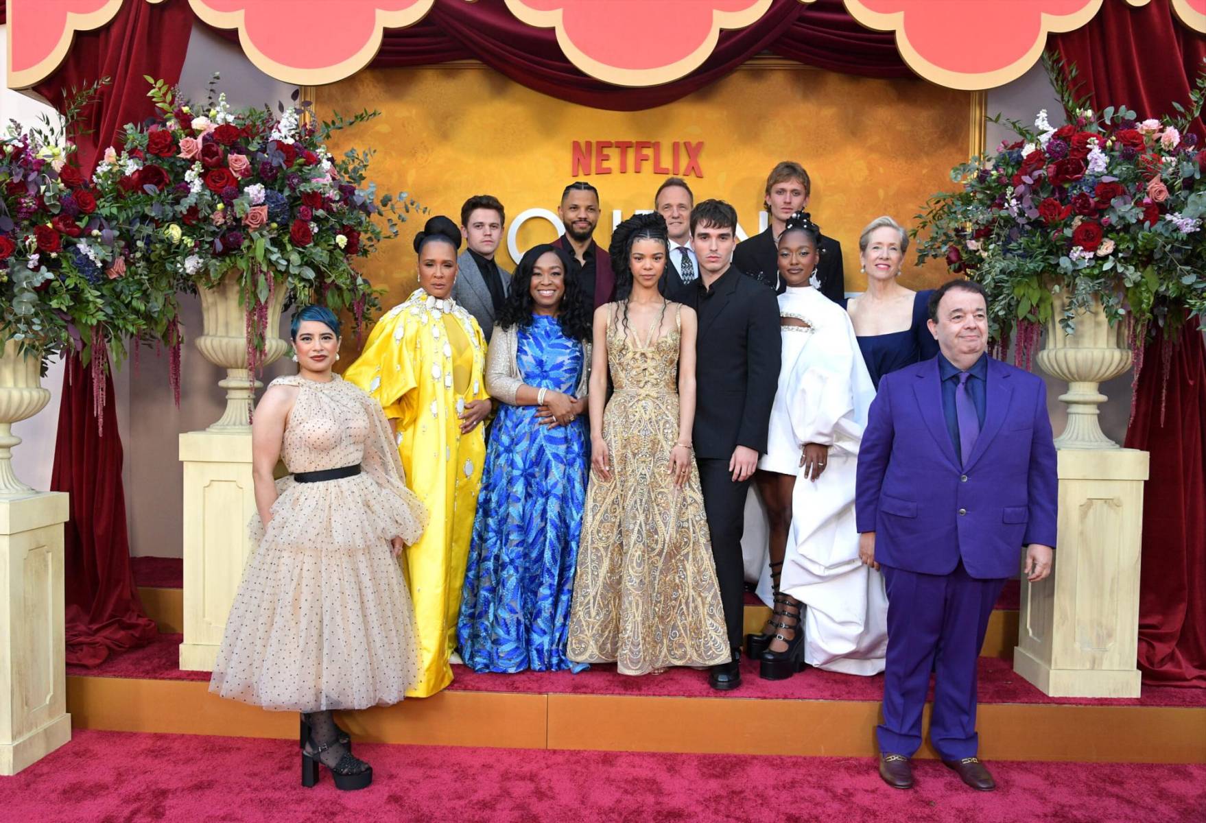 Conoce más de cerca los personajes que le dan vida a la Reina Charlotte, una historia de Bridgerton, la serie de drama histórico escrito por Shonda Rhimes y Julie Quinn para la plataforma de streaming de Netflix y se centra en el ascenso de la joven reina Carlota a la popularidad y a la corona británica con un recorrido a lo largo de su juventud y transición a la adultez. 