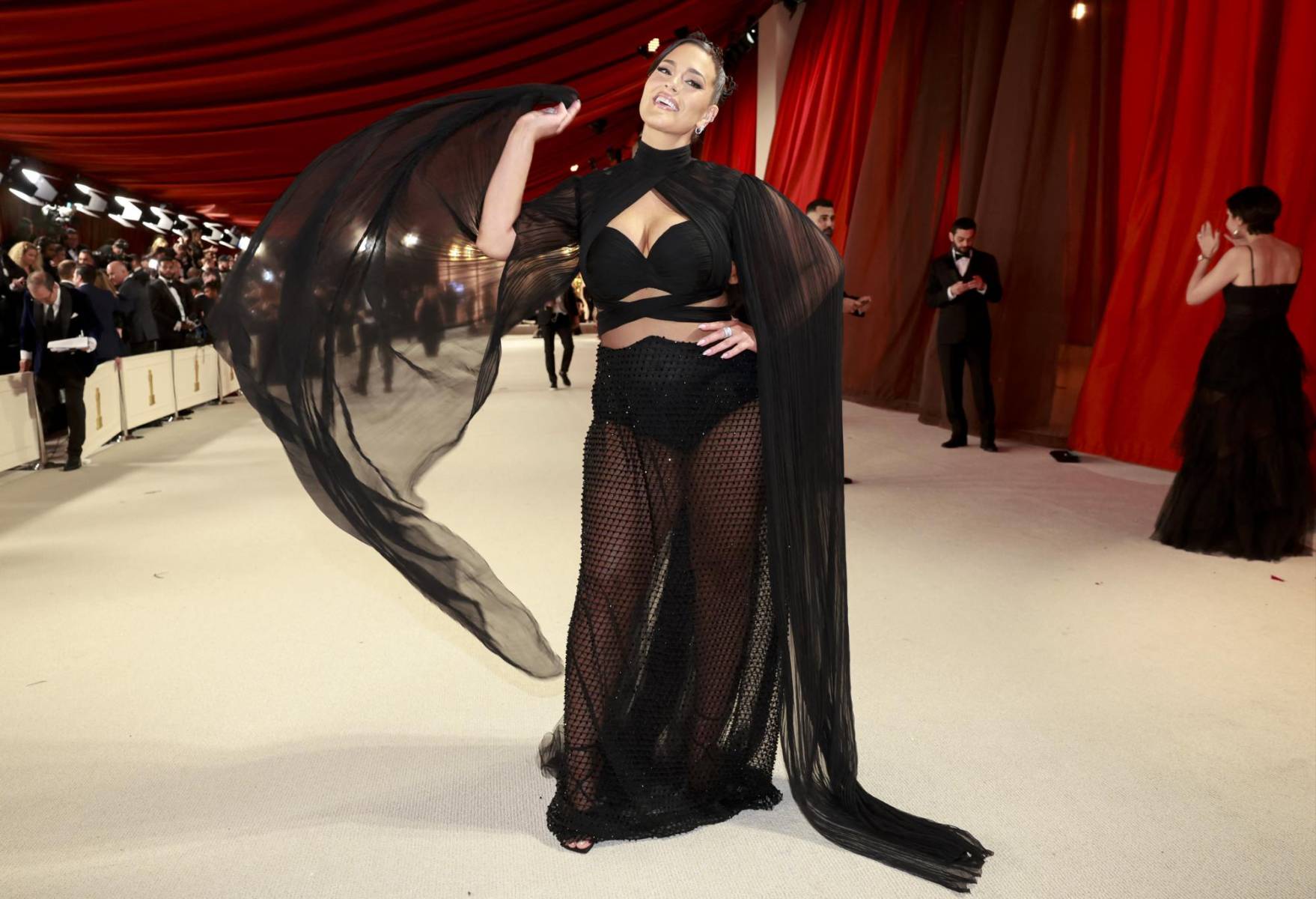 Ashley Graham en un diseño de transparencias by Alberta Ferretti 