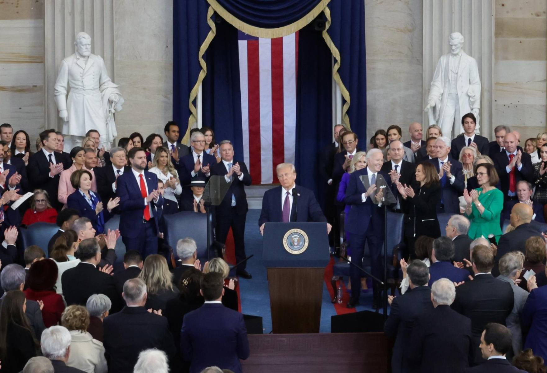 Los invitados aplauden al presidente Donald Trump luego de su discurso en el que aseguró, “nuestra máxima prioridad será crear una nación orgullosa, próspera y libre. Estados Unidos pronto será más grande, más fuerte y mucho más excepcional que nunca. Regreso a la presidencia con la confianza y el optimismo de que estamos al comienzo de una nueva y emocionante era de éxito nacional. Una ola de cambio está arrasando el país”.