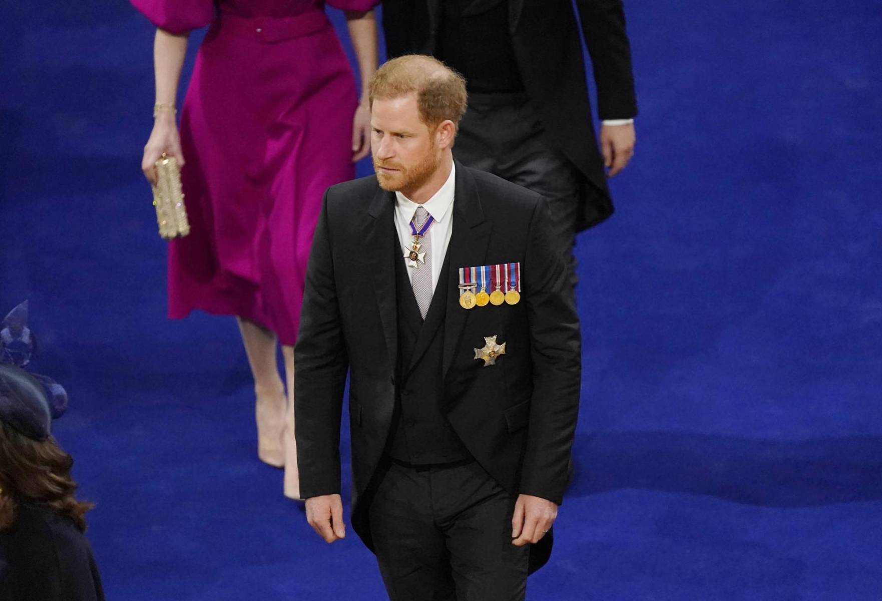La ausencia de su esposa y la aparente falta de compañía, unida al protocolo de caminar en solitario, parecieron dejar en evidencia la posición agridulce de Harry dentro de este histórico evento real. 