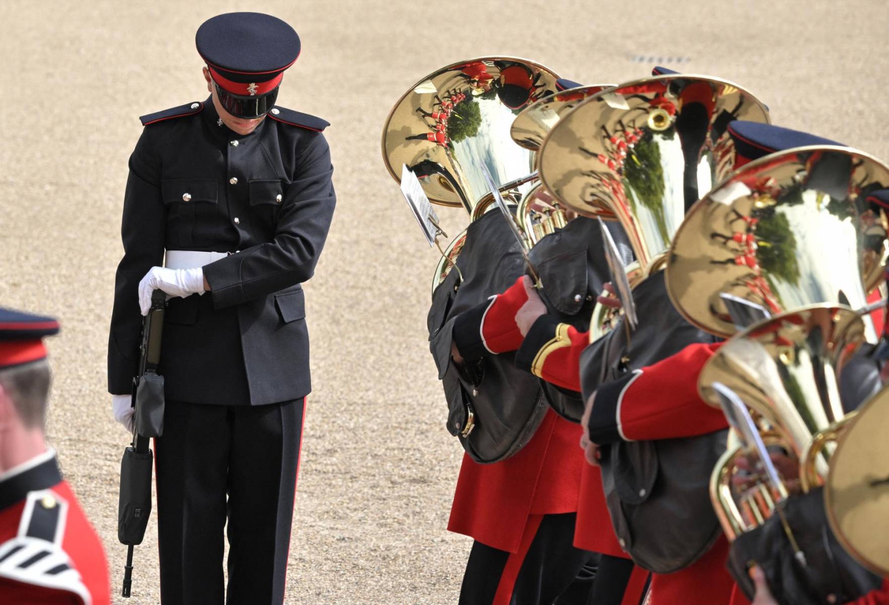 Bandas militares ejecutaron solemnes notas durante la procesión rumbo a Wellington Arch. (Photo by LOIC VENANCE / AFP)