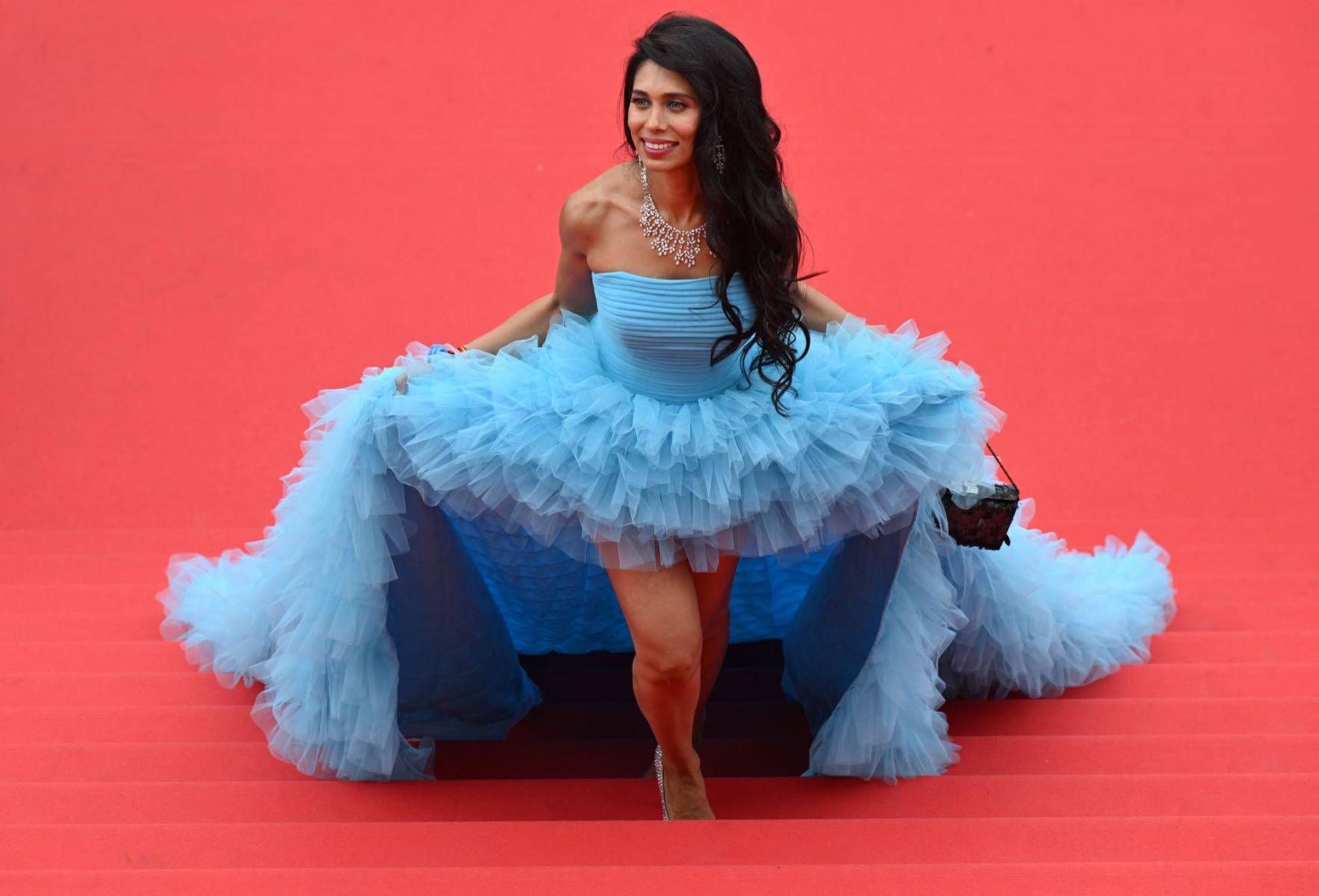 Fagun Thakrar desfiló en la red carpet con un vestido strapless de top drapeado con falda asimétrica y cola en vuelos de tul