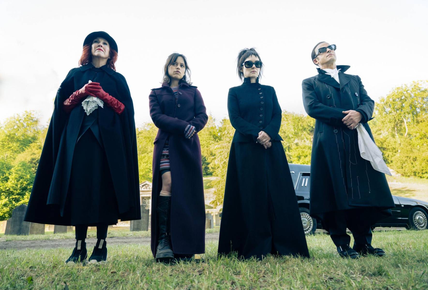 El festival arrancará con la premiere de la esperada secuela de un clásico del cine, Beetlejuice Beetlejuice. La película cuenta con las actuaciones de grandes estrellas como Winona Ryder, Michael Keaton, Monica Bellucci, Catherine O’Hara y Jenna Ortega. El film toma lugar tras una inesperada tragedia familiar, tres generaciones de la familia Deetz regresan a Winter River. La vida de Lydia, todavía atormentada por Beetlejuice, da un giro cuando su rebelde hija adolescente, Astrid, descubre la misteriosa maqueta de la ciudad en el desván y el portal al Más Allá se abre accidentalmente. Con los problemas que se avecinan en ambos reinos, es sólo cuestión de tiempo que alguien diga el nombre de Beetlejuice tres veces y el travieso demonio regrese para desatar su propio caos.