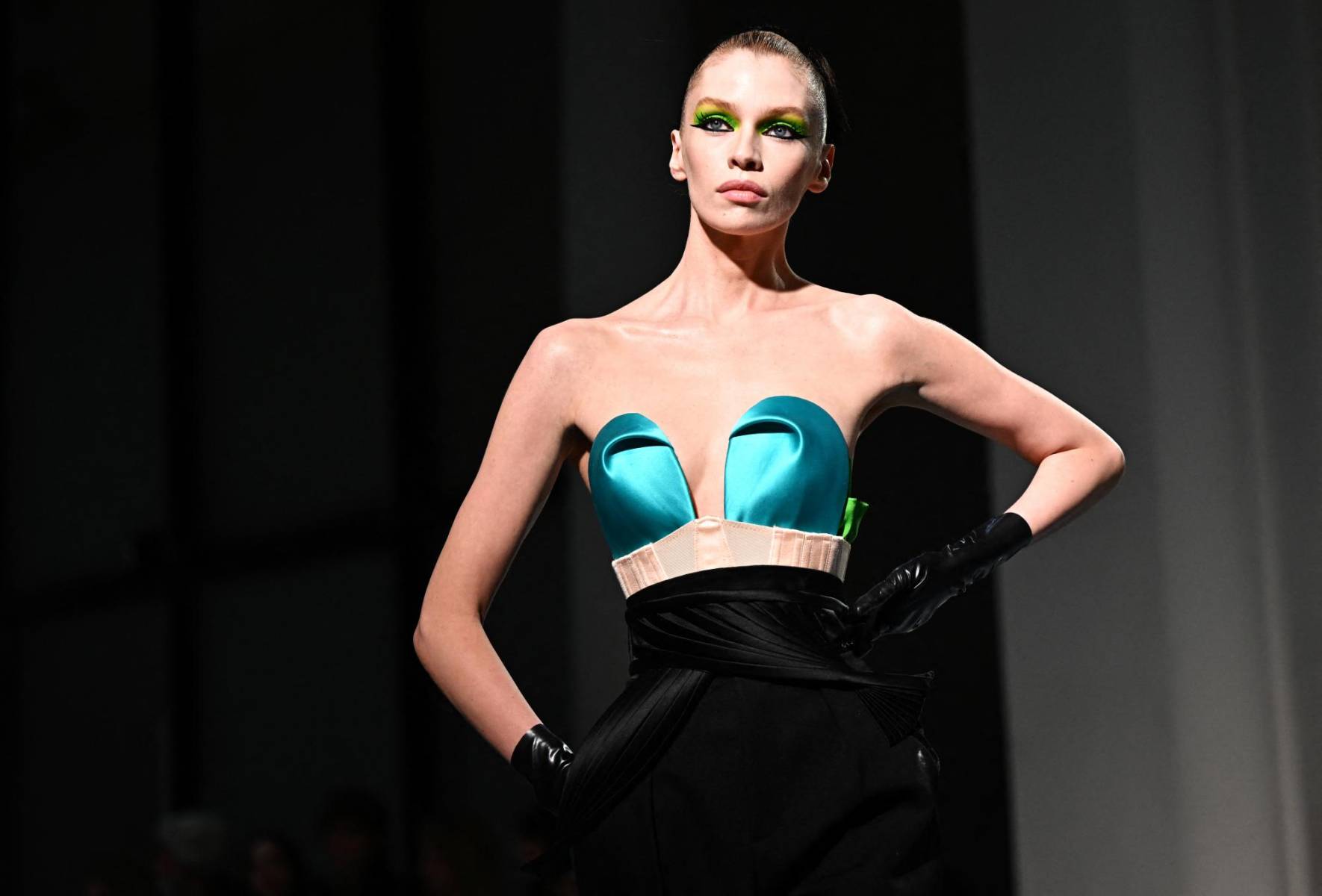 Stella Maxwell en una falda de cintura drapeada y top estilo corset