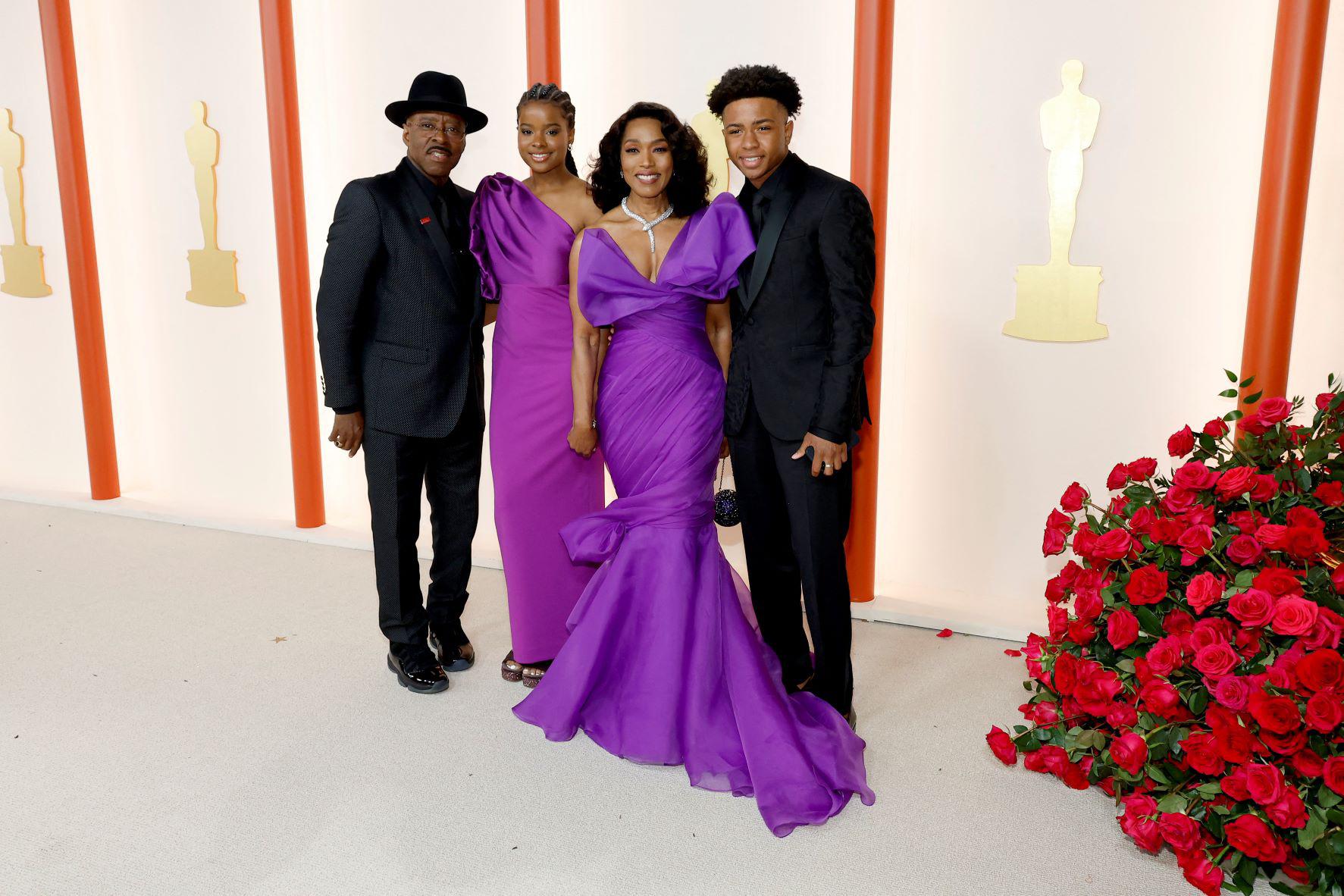 Angela Bassett con su pareja Courtney B. Vance y sus hijos Bronwyn Golden and Slater Josiah 