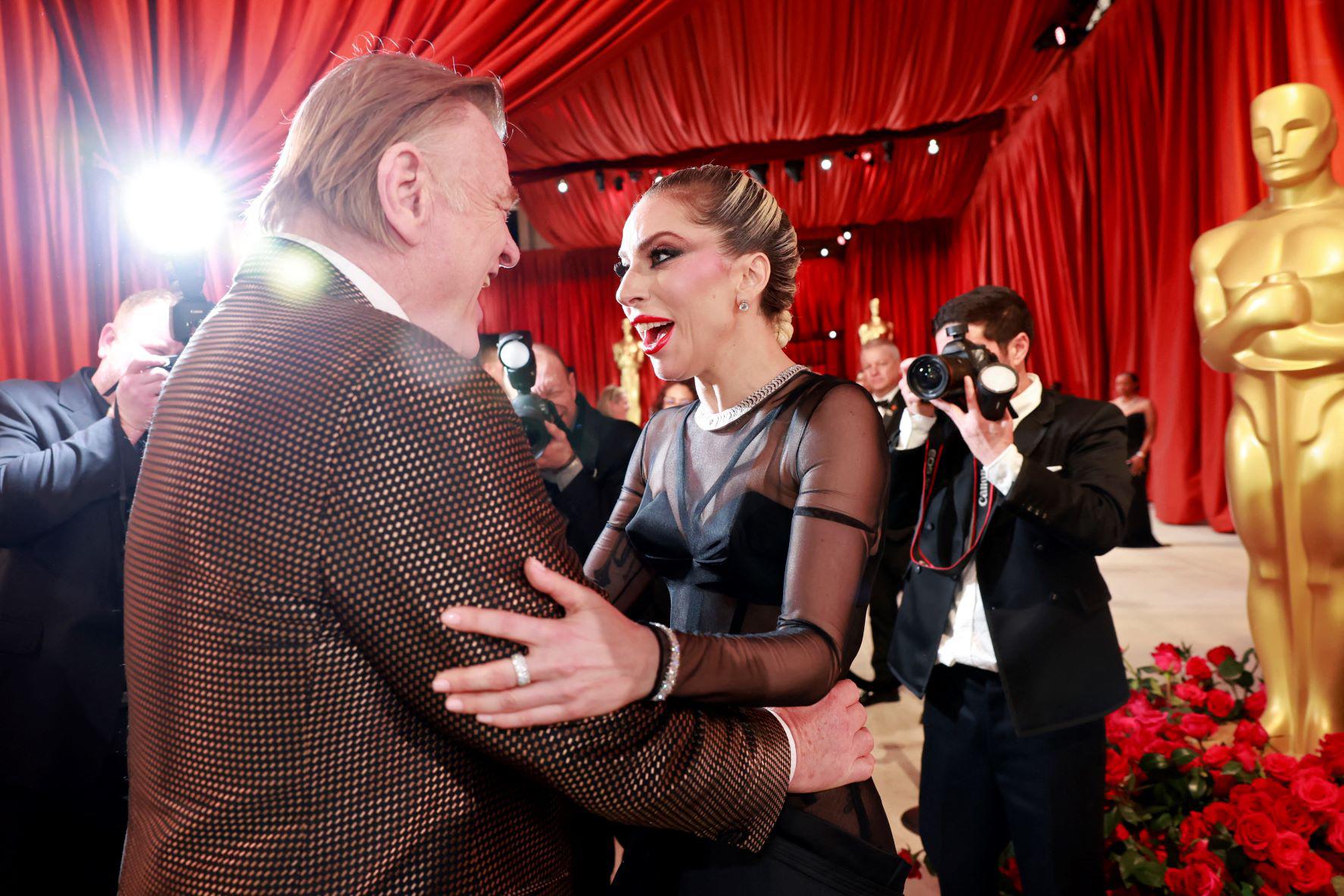  Lady Gaga saluda al actor irlandés Brendan Gleeson