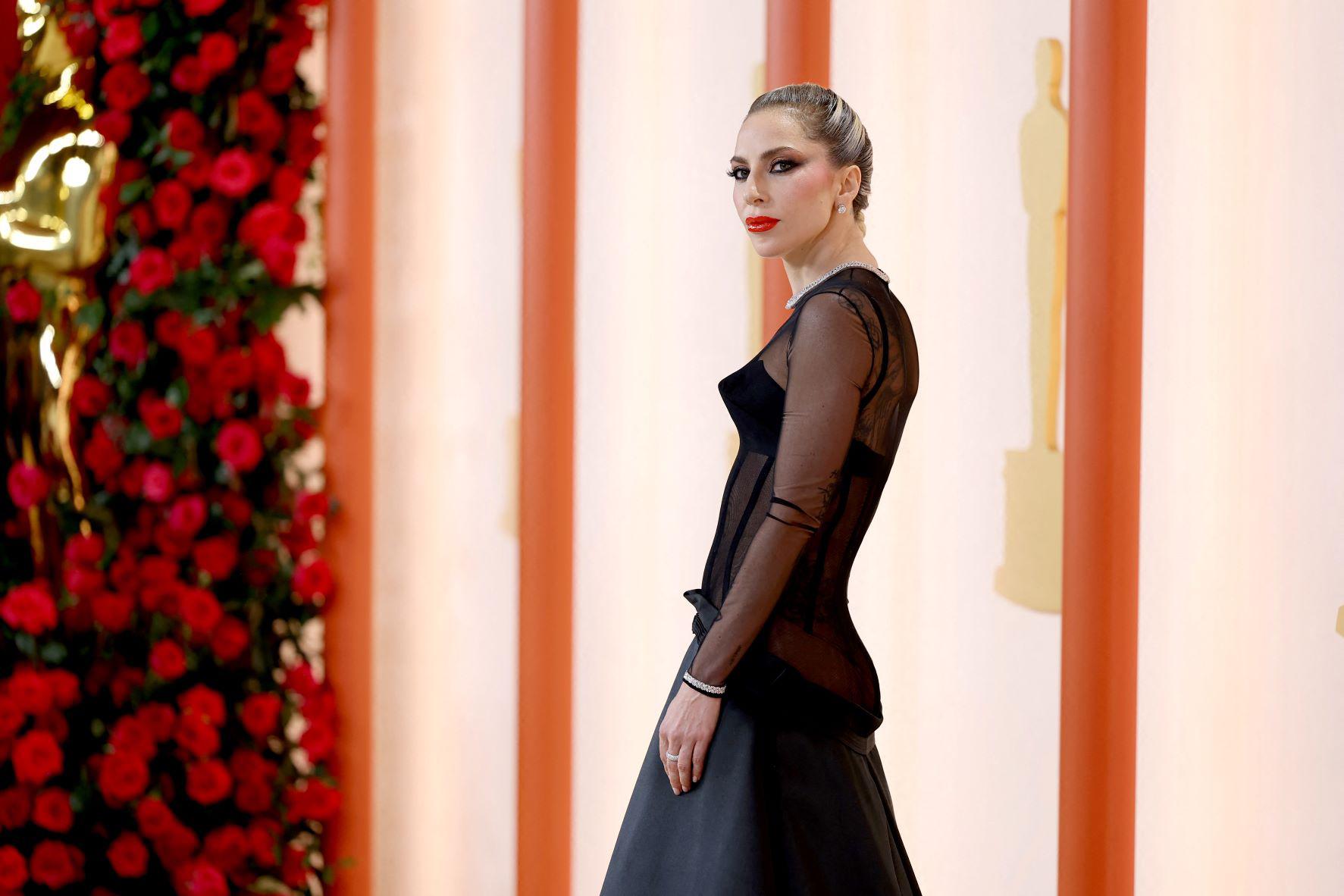 Lady Gaga asistió a la 95 edición de los premios Oscar, en los que por cuarta vez hizo escuchar su voz sobre el escenario, con un look que recién presentó Versace en su increíble pasarela en Los Ángeles
