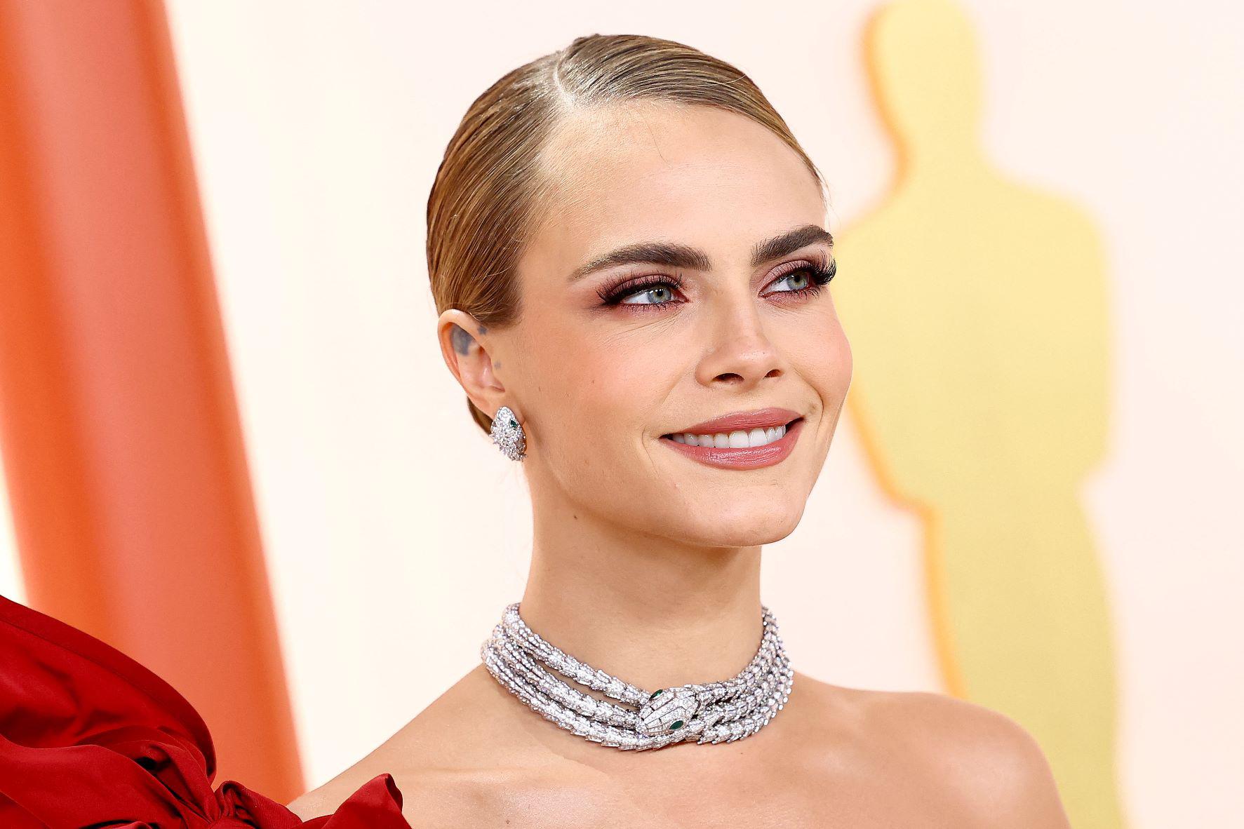 Cara llevó el cabello recogido un un bun, con un maquillaje de acabado natural y joyas de la línea Serpenti Bvlgari