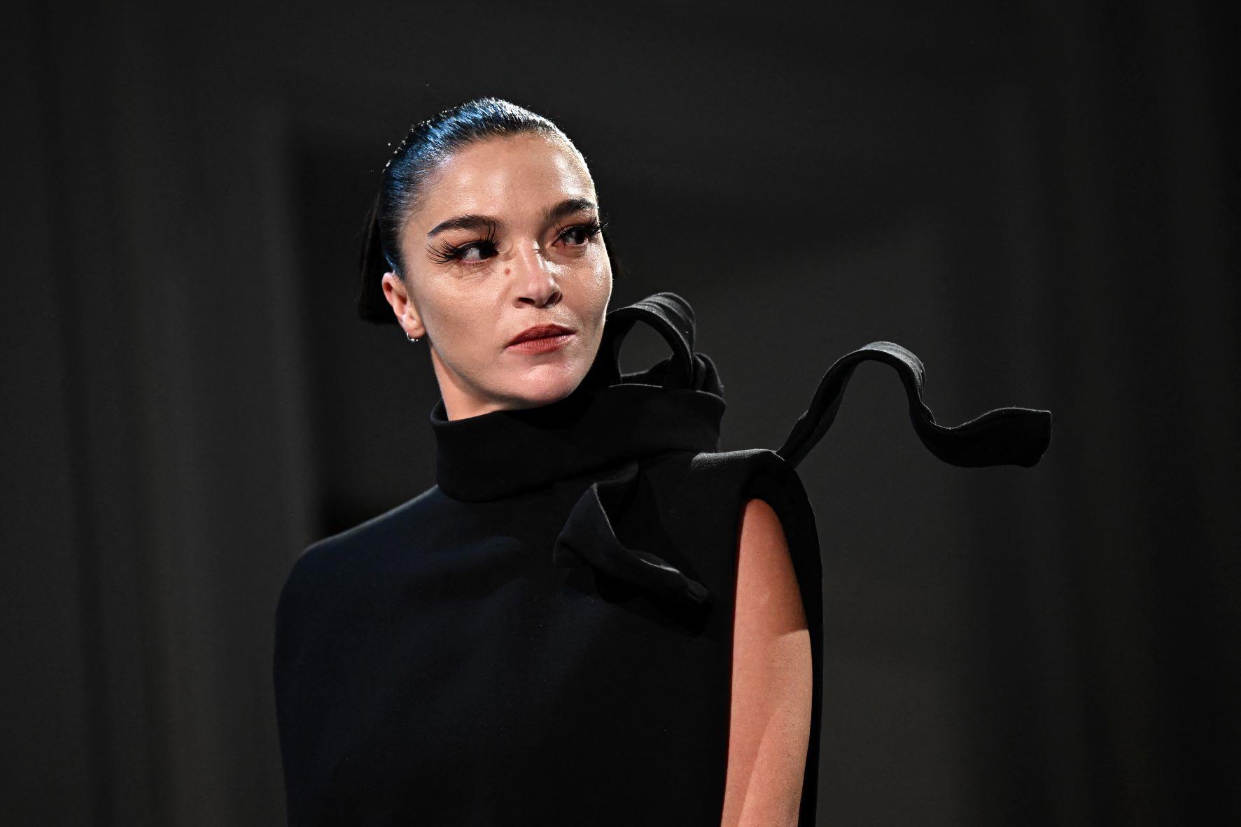 Las modelos se convirtieron en una especie de esculturas, vestidas con piezas dramáticas al más puro estilo de la red carpet