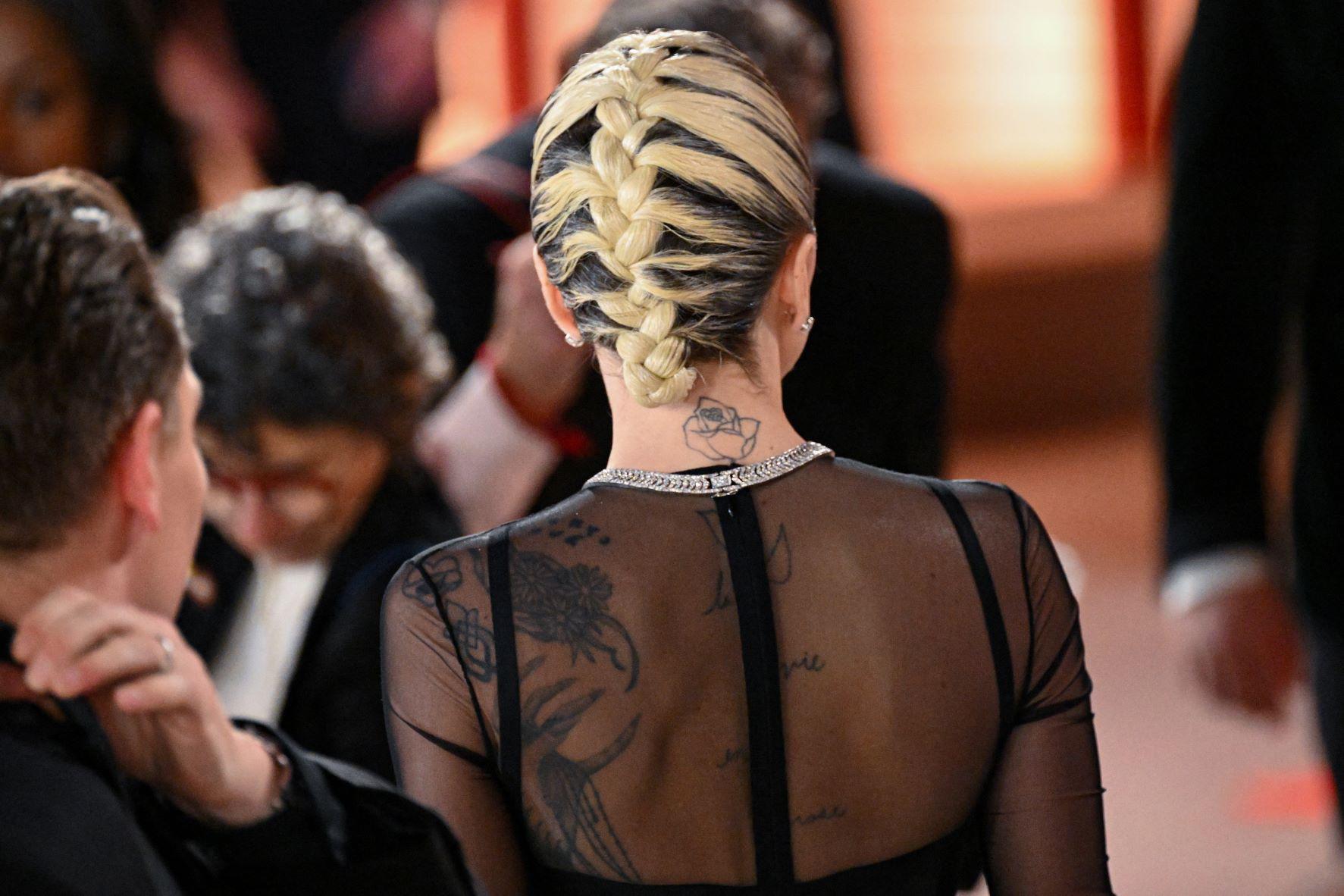 El cabello teñido en rubio y recogido en trenza aportó un aire de sencilla naturalidad al look