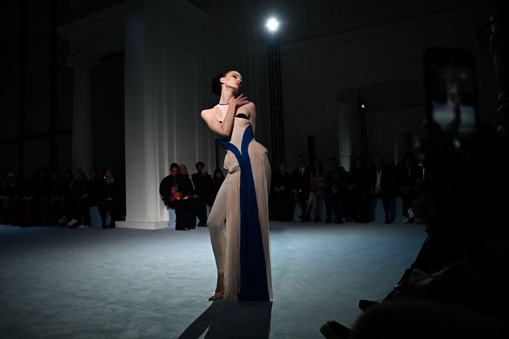 Vestidos de cortes arquitectónicos con ligeros acentos puntiagudos, que evocan a Gaultier, cobraron vida en la pasarela