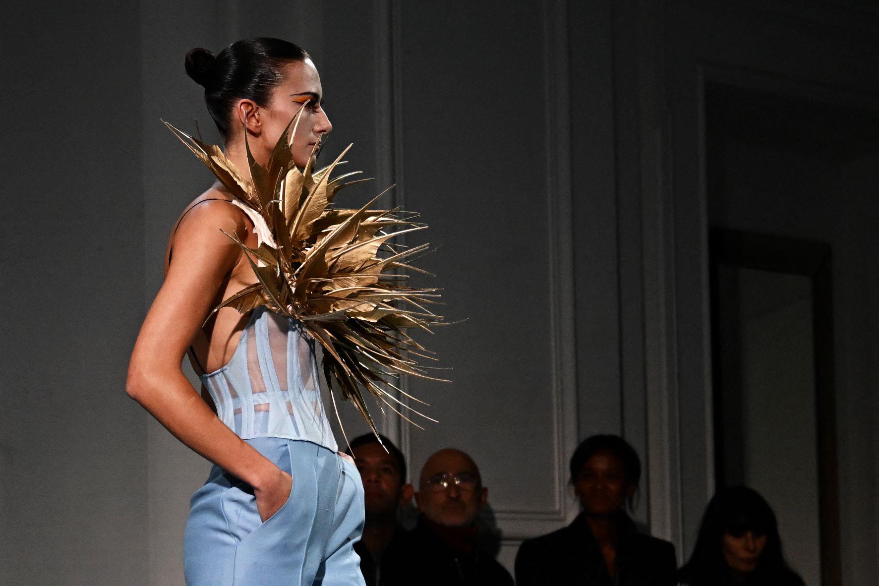 Tal como lo describió a la prensa, Haider Ackermann tendió “una carta de amor” sobre la pasarela a Jean-Paul Gaultier, quien lo convocó ya hace varios meses para crear esta colección de lineas depuradas con especial enfoque en la parte superior de las prendas