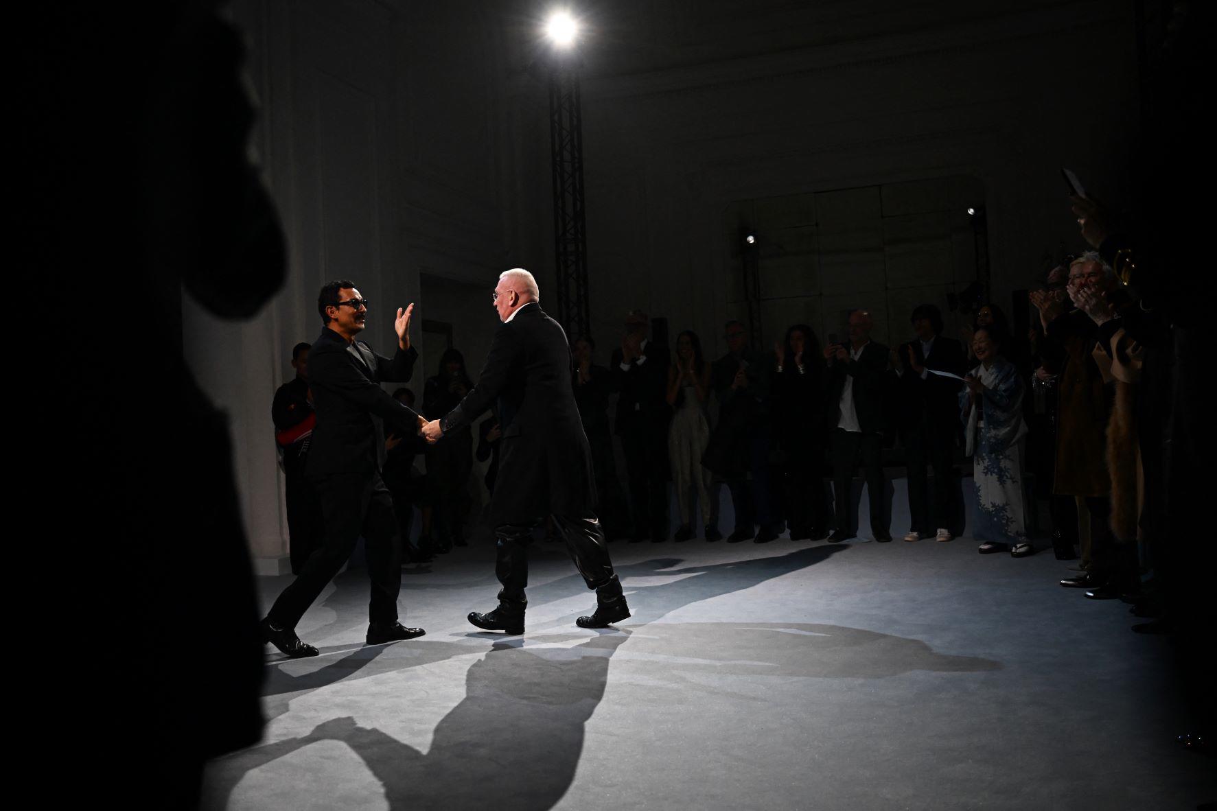 Al término del desfile, Ackermann se acercó a saludar a Gaultier, que siguió el desfile sentado junto a las actrices Catherine Deneuve y Tilda Swinton 