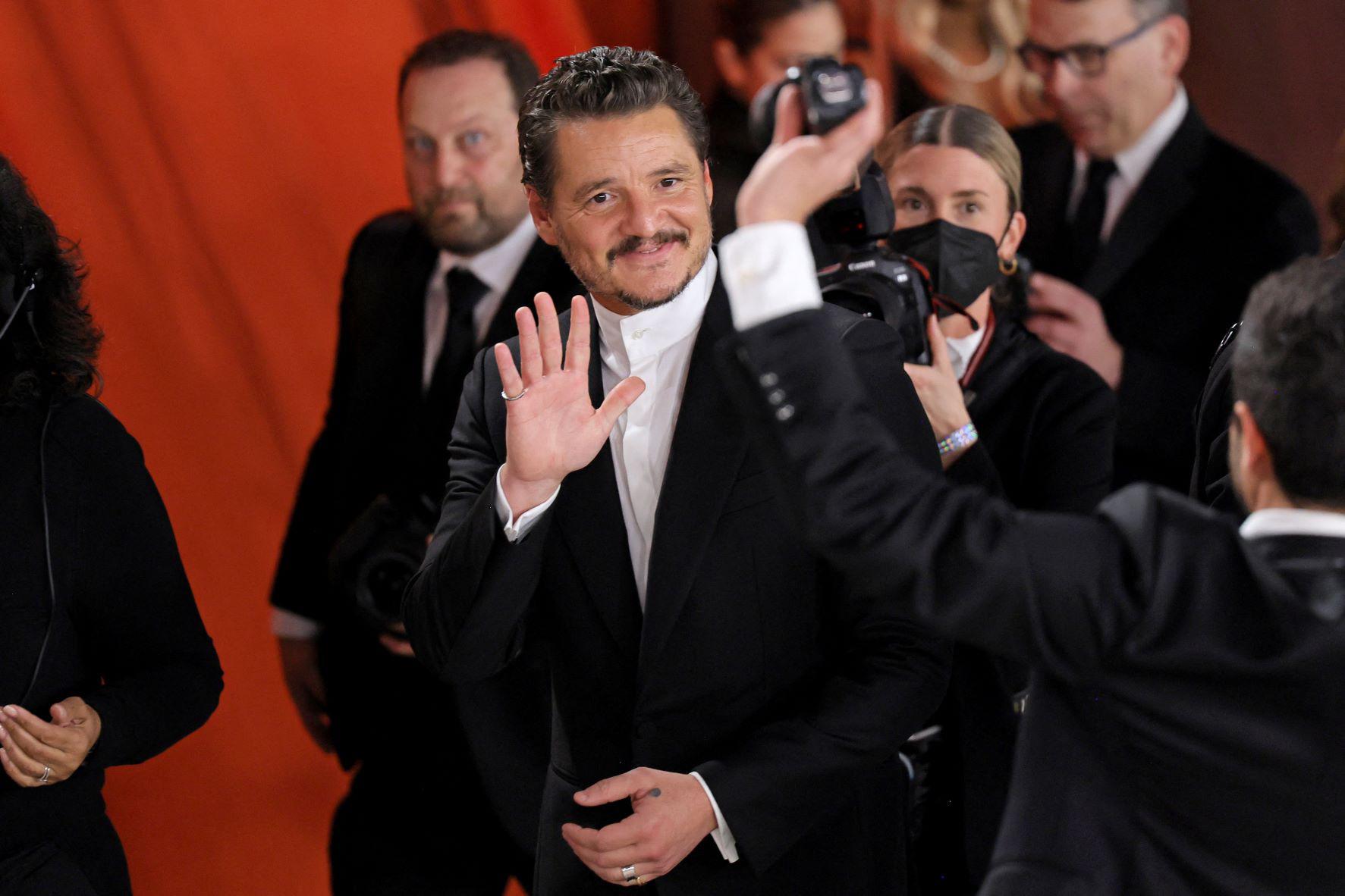 Pedro Pascal causa revuelo en la alfombra de los Oscar