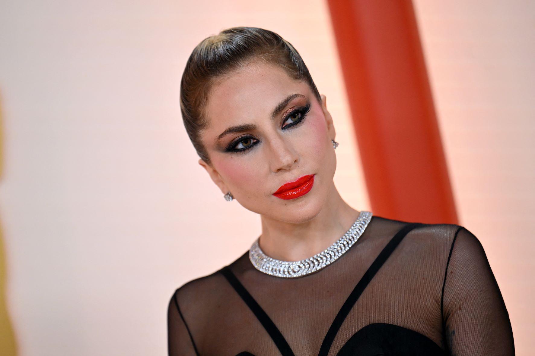 La cantante de 36 años completó su look con el cabello recogido y un maquillaje que resaltaba sus ojos con eyeliner y labios en sensual rojo