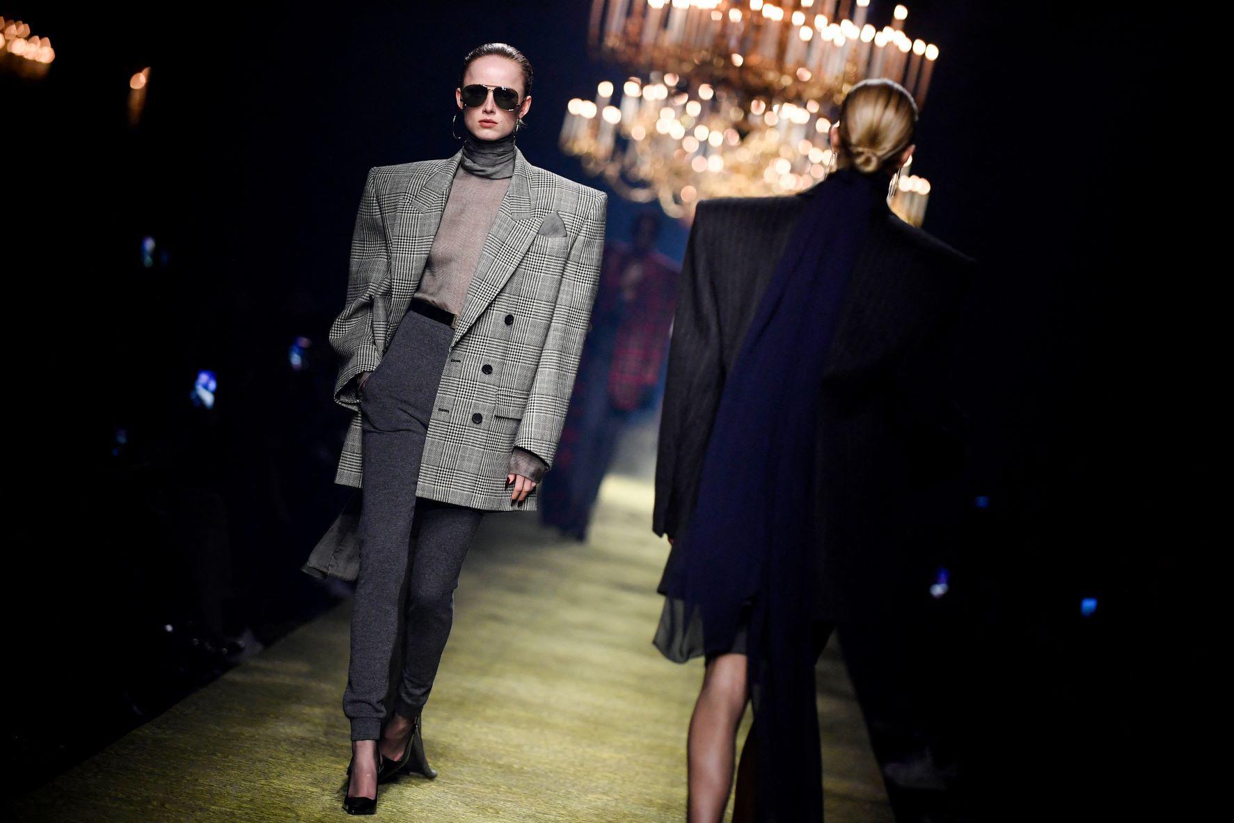 ”La mujer Saint Laurent expone su cuerpo si ella quiere o lo esconde si le apetece”, señaló el estilista belga y director artístico de Saint-Laurent, Anthony Vaccarello