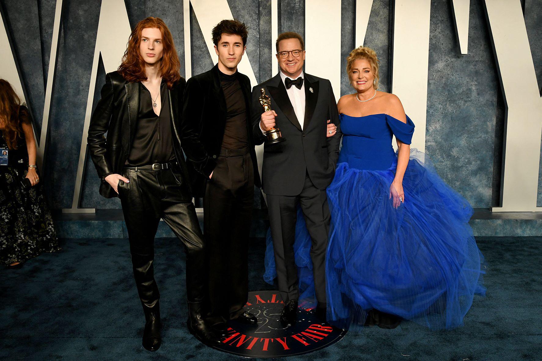 Brendan Fraser en la fiesta de Vanity Fair con su novia, la make up artist Jeanne Moore y sus hijos Holden Fletcher (con espectacular cabellera roja) y Leland Francis 