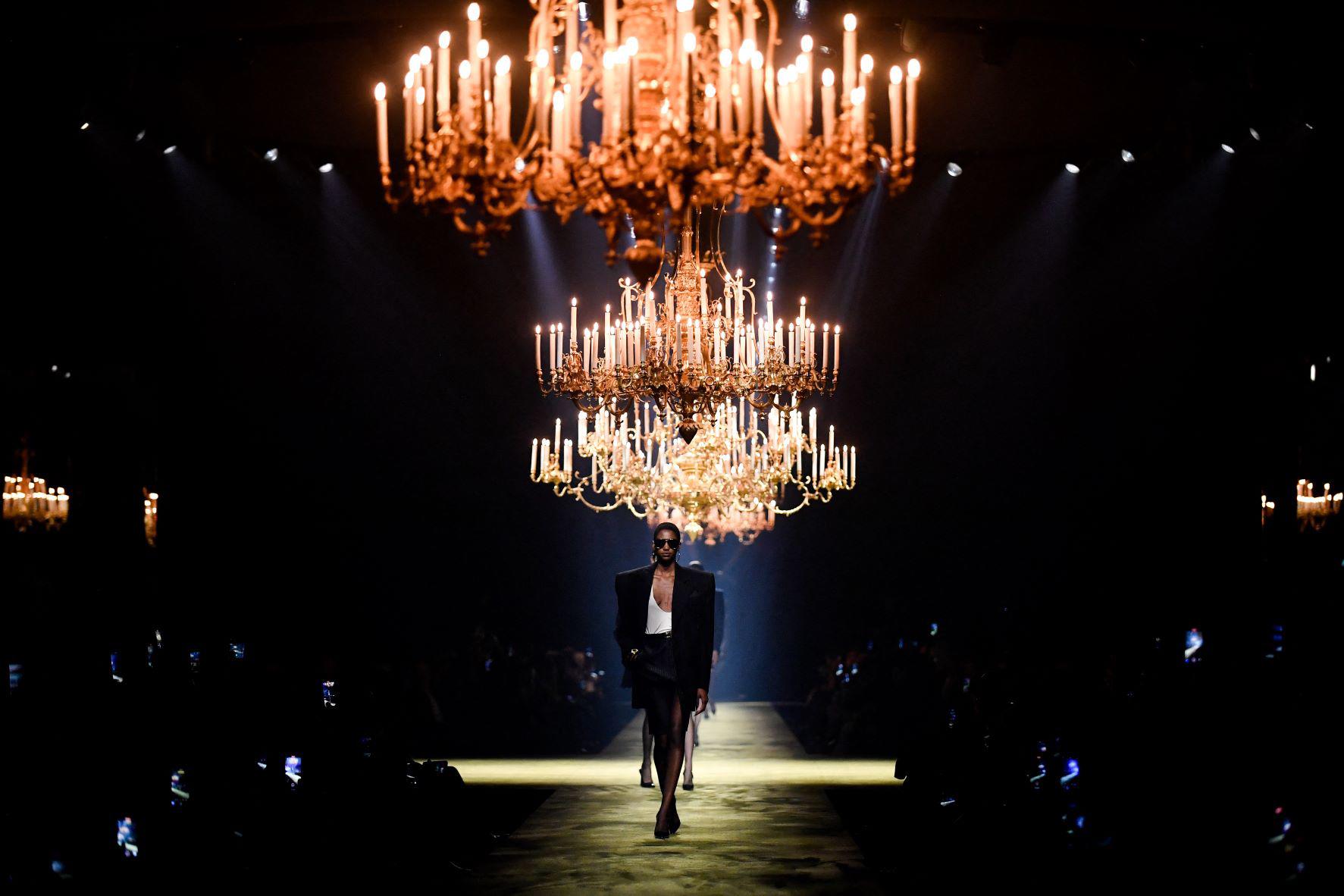 En una pasarela iluminada por candelabros, las modelos esbeltas y de largas piernas desfilaron con gafas de sol. 