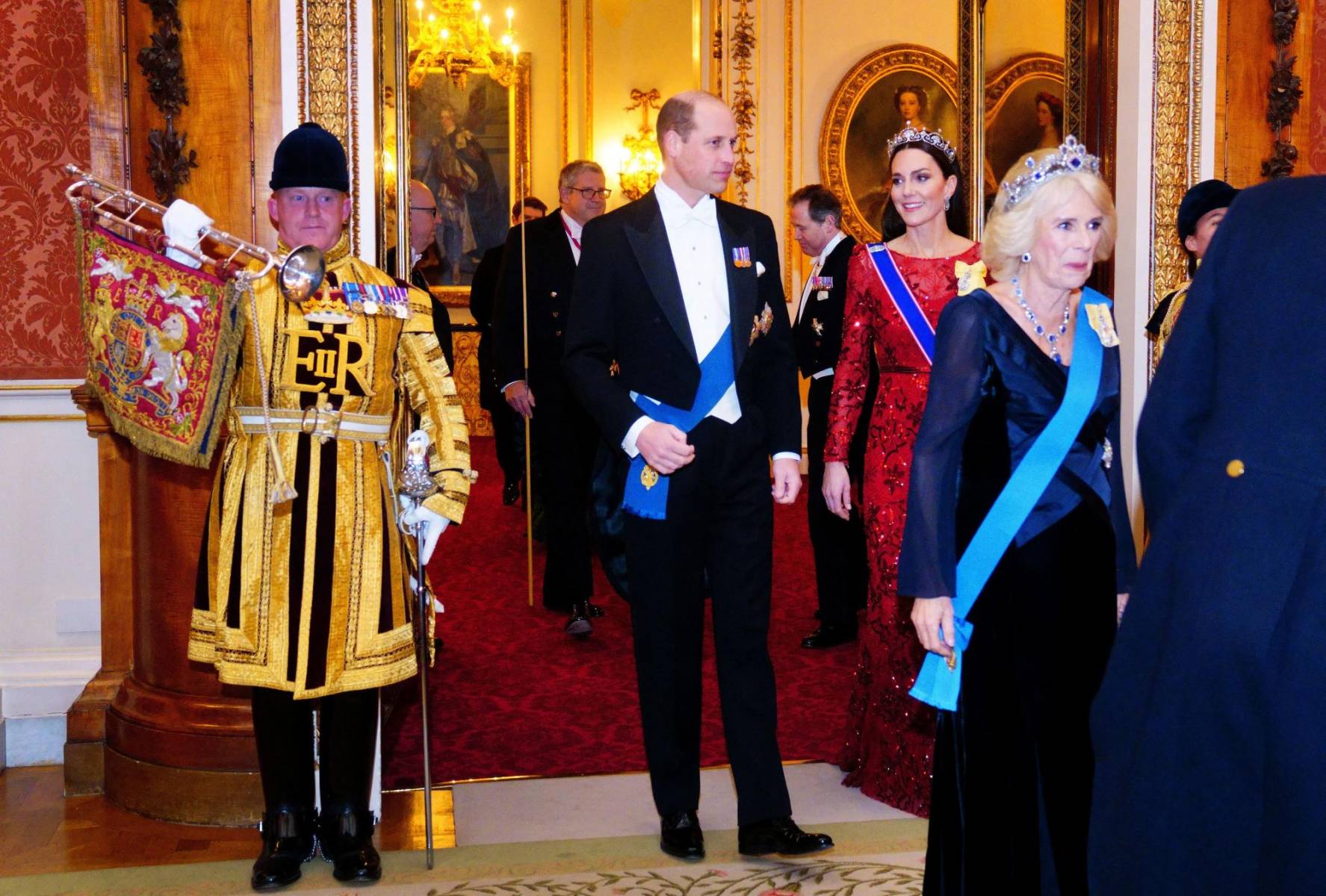 El príncipe William a su llegada a la recepción, vistiendo un smoking clásico en negro y junto a su esposa Kate. 