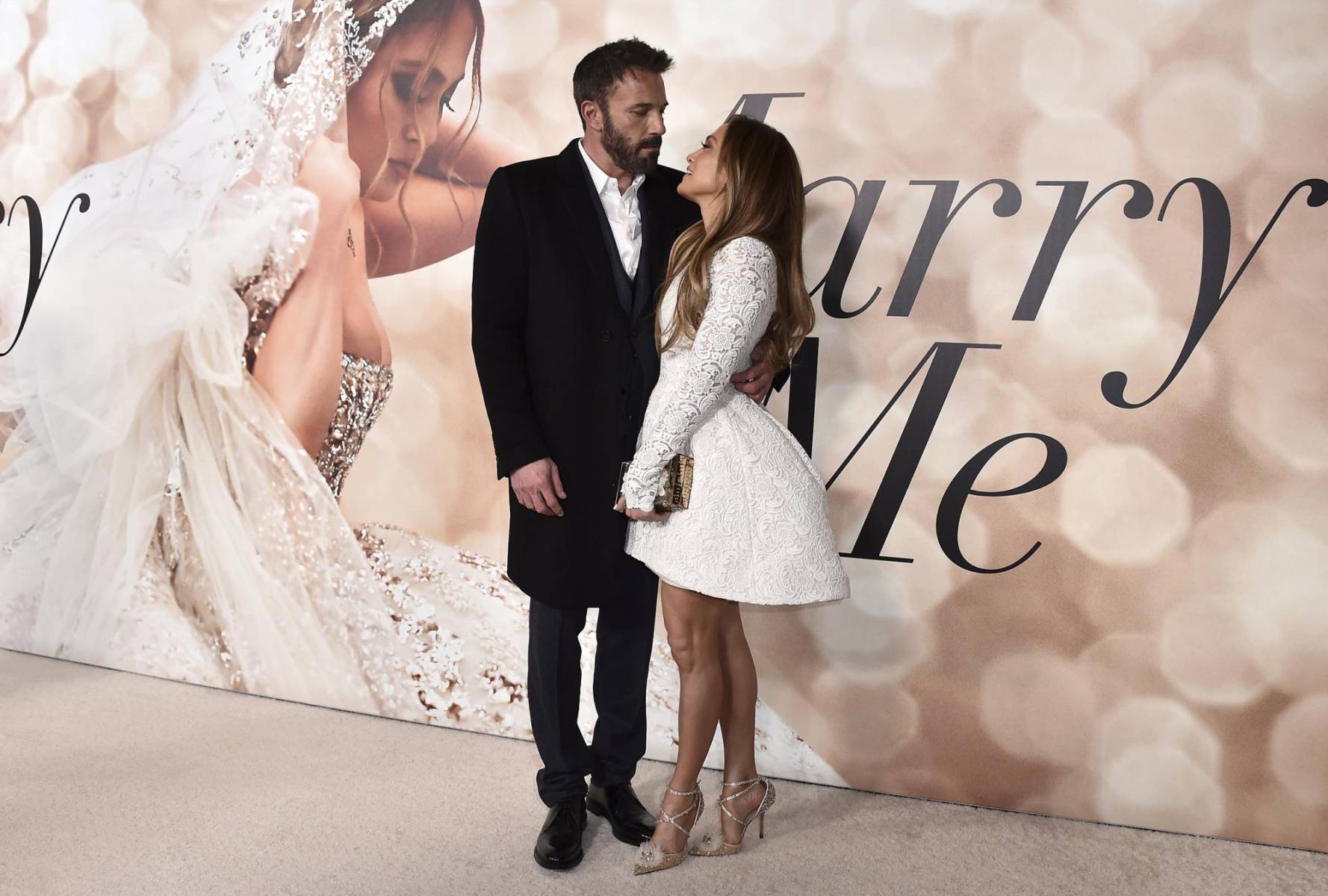 21 de marzo de 2022Se volvieron propietarios de una casa juntos, valorada en más de 49 millones de dólares, ubicada en Bel Air de Los Ángeles. Simultáneamente, JLo promovió su nueva producción “Marry me”, en donde Maluma y Owen Wilson fueron sus coprotagonistas. Mientras se encontraba en la alfombra ella comentó que estaba tratando de ser reservada con su reavivada relación.