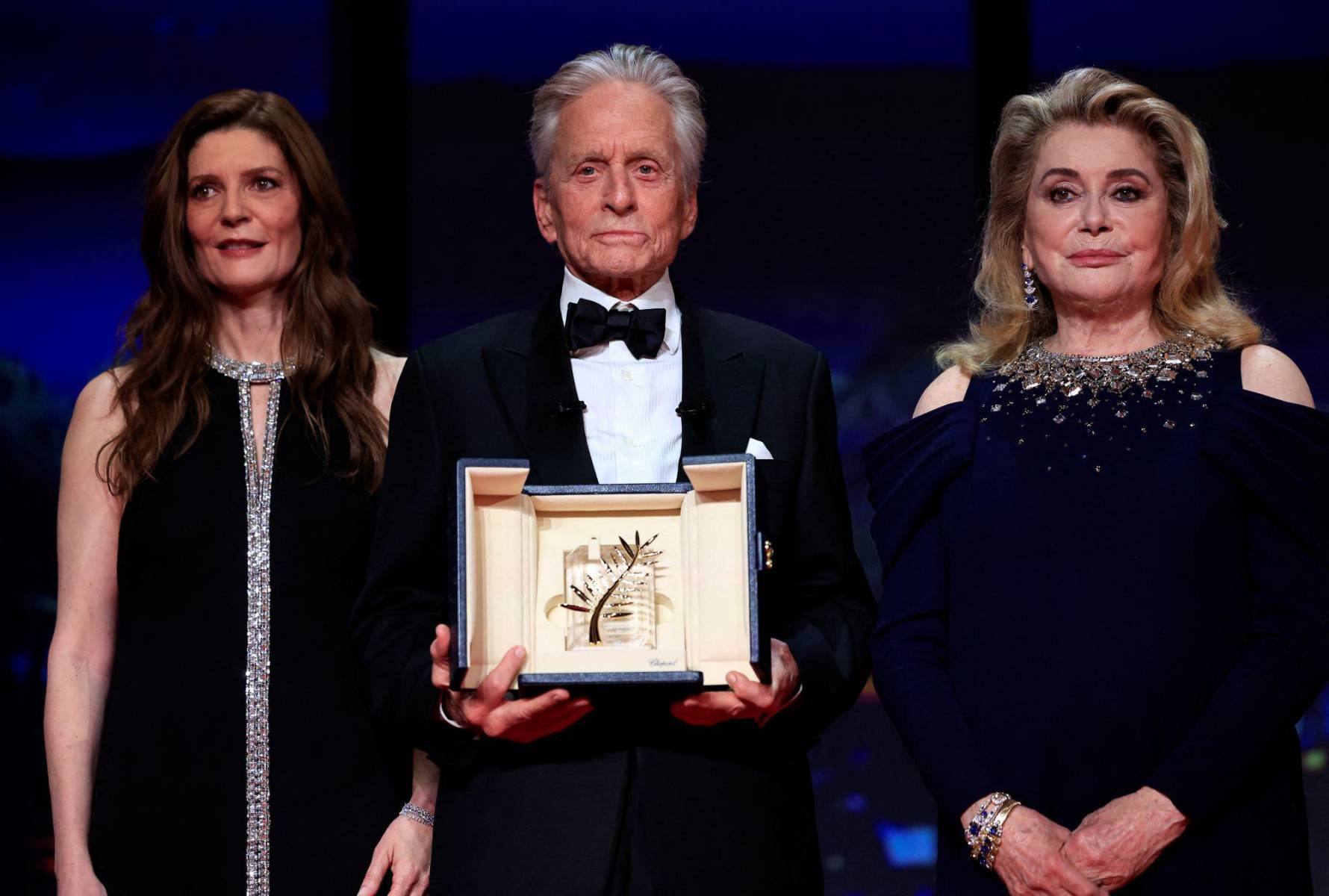 Michael posa con la Palma de Oro junto a la actriz francesa Catherine Deneuve y su hija, Chiara Mastroianni 