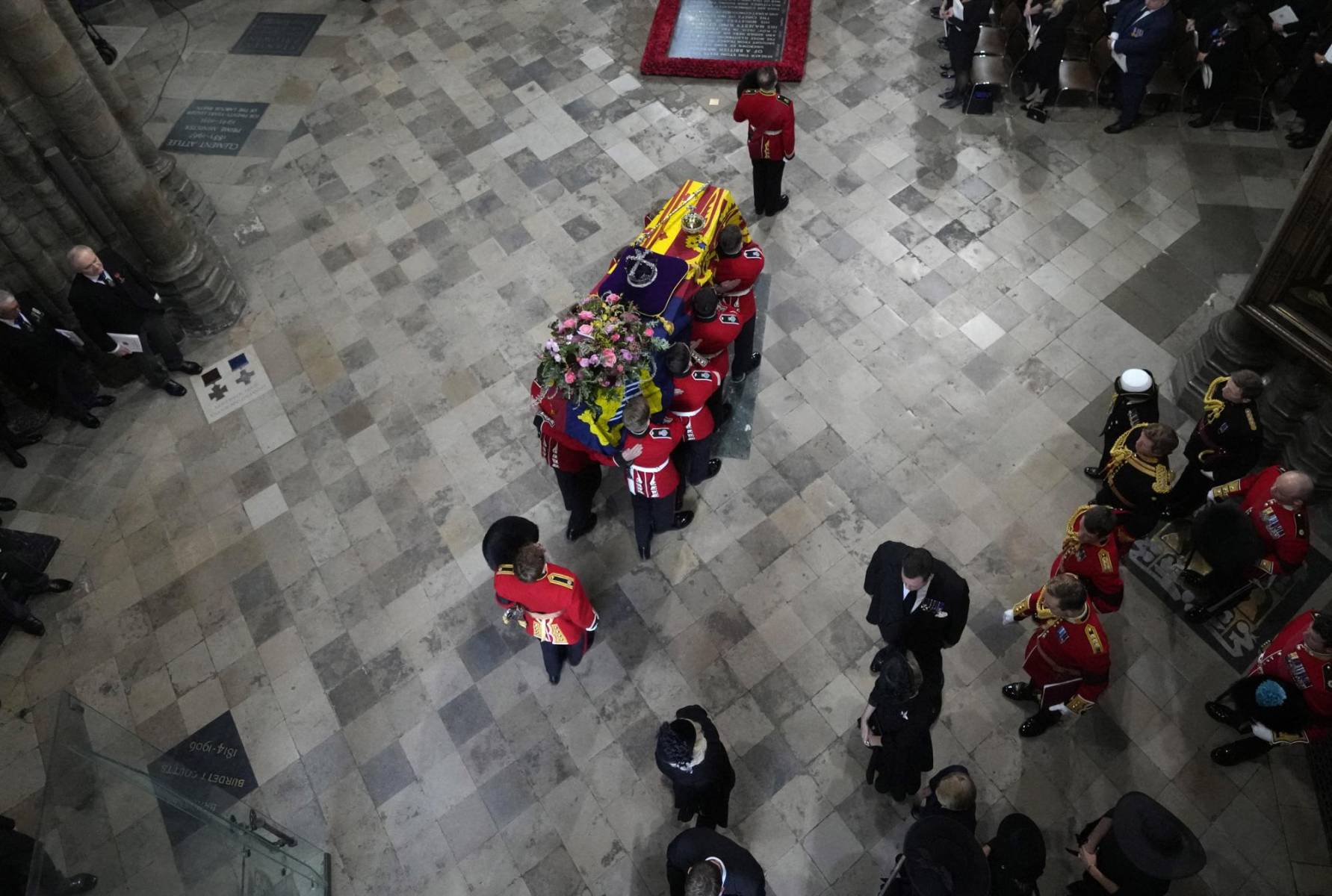 Siguiendo la tradición, el féretro de la reina fue ingresado al templo por miembros del destacamento de la Guardia del Cuerpo del Rey del Honorable Cuerpo de Caballeros de Armas, los Yeomen of the Guard y la Royal Company of Archers. (Photo by Frank Augstein / POOL / AFP)
