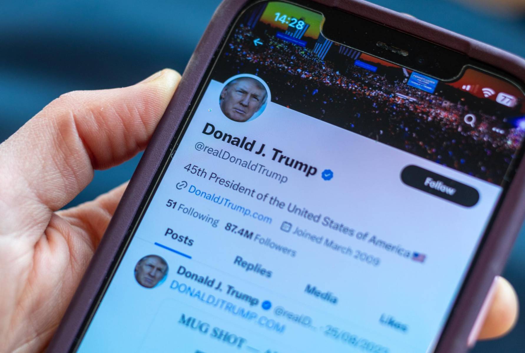 <b>Suspensión de redes sociales</b>Tras el ataque al Capitolio, Twitter, Facebook e Instagram suspendieron permanentemente las cuentas de Trump, argumentando que sus publicaciones violaban las políticas de la plataforma al incitar a la violencia. Donald criticó las acciones de las plataformas y posteriormente fundó su propia red social, Truth Social, para mantener su influencia en línea.
